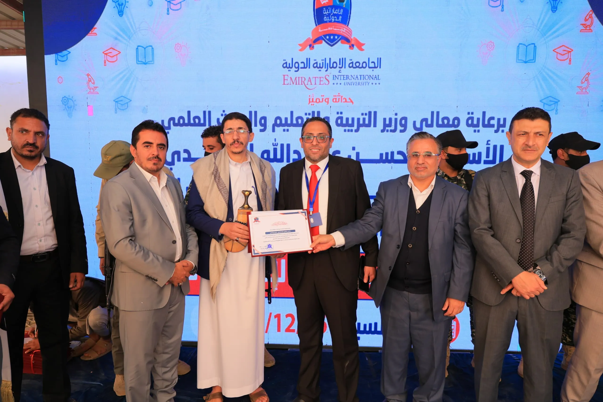 وزير التربية والتعليم يطّلع على التجهيزات الحديثة بكلية الهندسة ويشهد فعالية التميّز البحثي في الجامعة الإماراتية الدولية