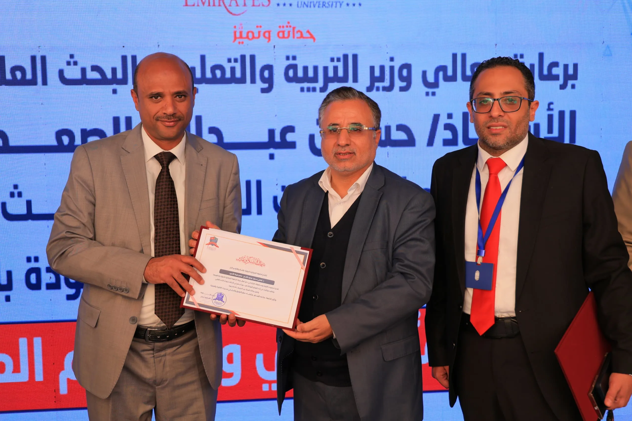 وزير التربية والتعليم يطّلع على التجهيزات الحديثة بكلية الهندسة ويشهد فعالية التميّز البحثي في الجامعة الإماراتية الدولية