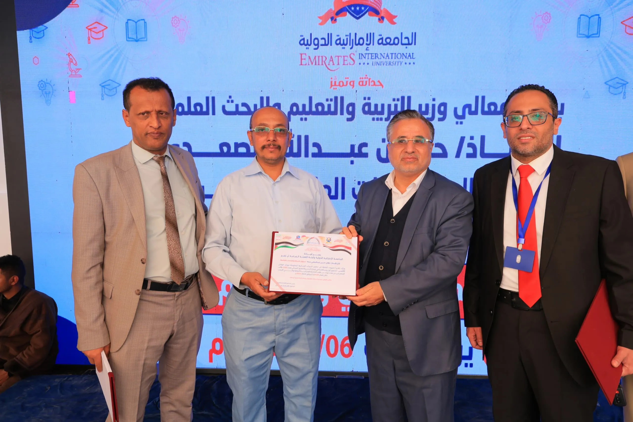 وزير التربية والتعليم يطّلع على التجهيزات الحديثة بكلية الهندسة ويشهد فعالية التميّز البحثي في الجامعة الإماراتية الدولية