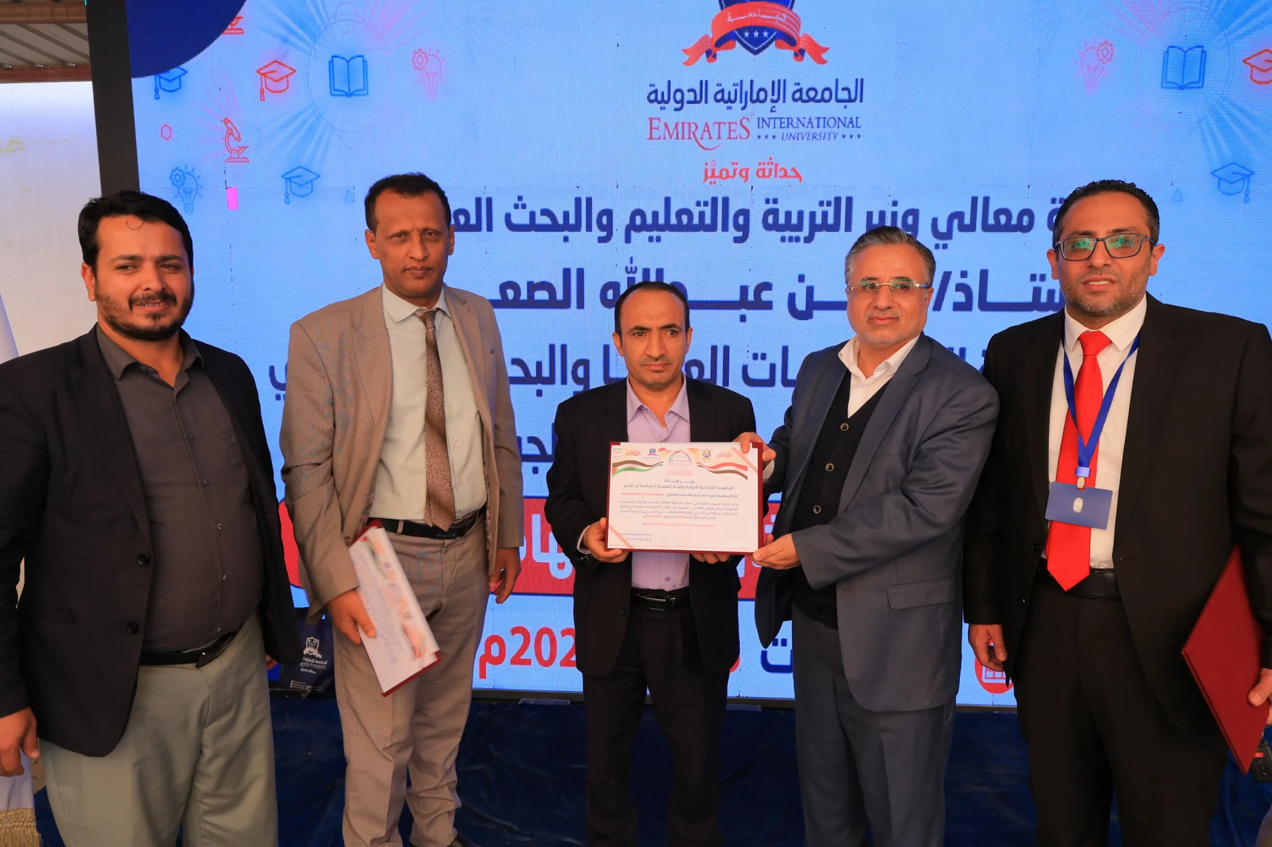 وزير التربية والتعليم يطّلع على التجهيزات الحديثة بكلية الهندسة ويشهد فعالية التميّز البحثي في الجامعة الإماراتية الدولية