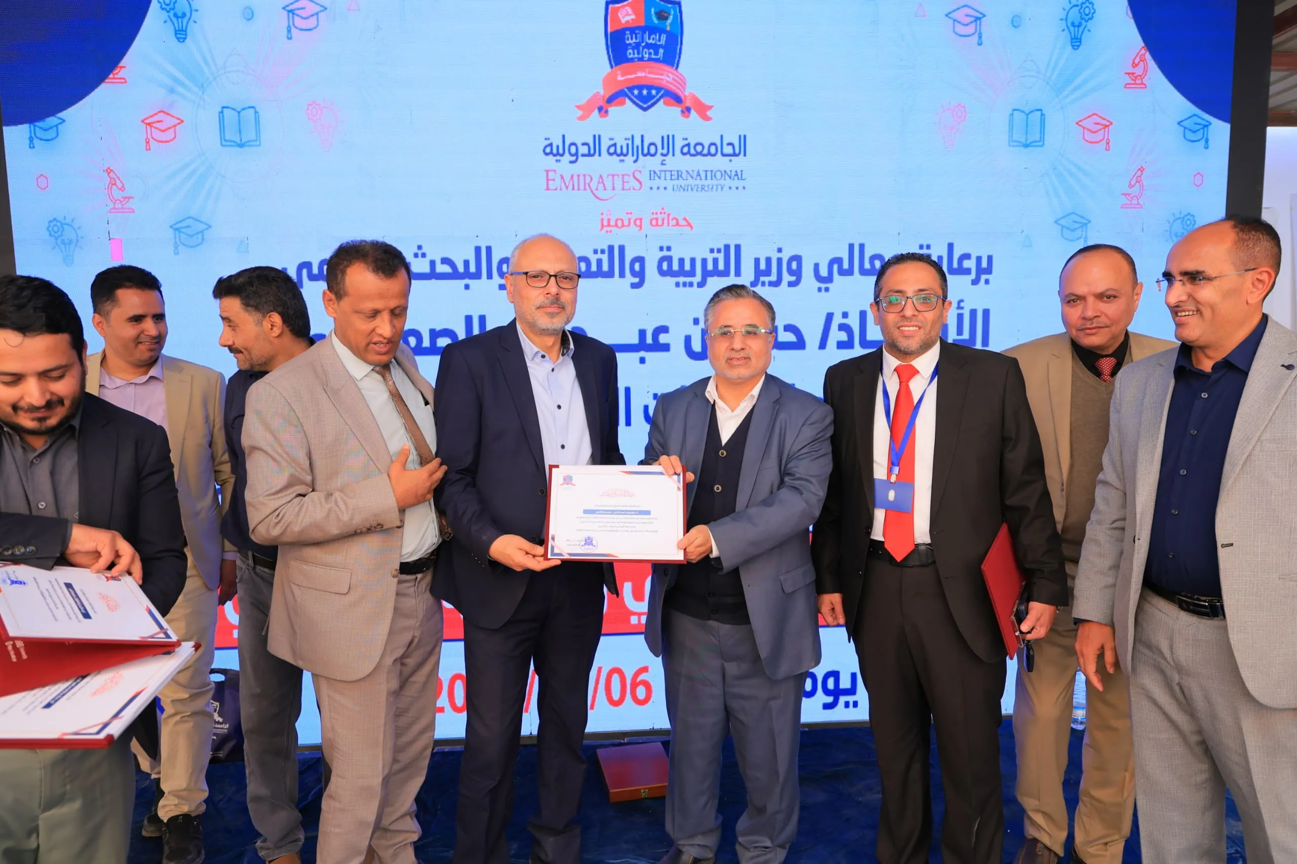 وزير التربية والتعليم يطّلع على التجهيزات الحديثة بكلية الهندسة ويشهد فعالية التميّز البحثي في الجامعة الإماراتية الدولية