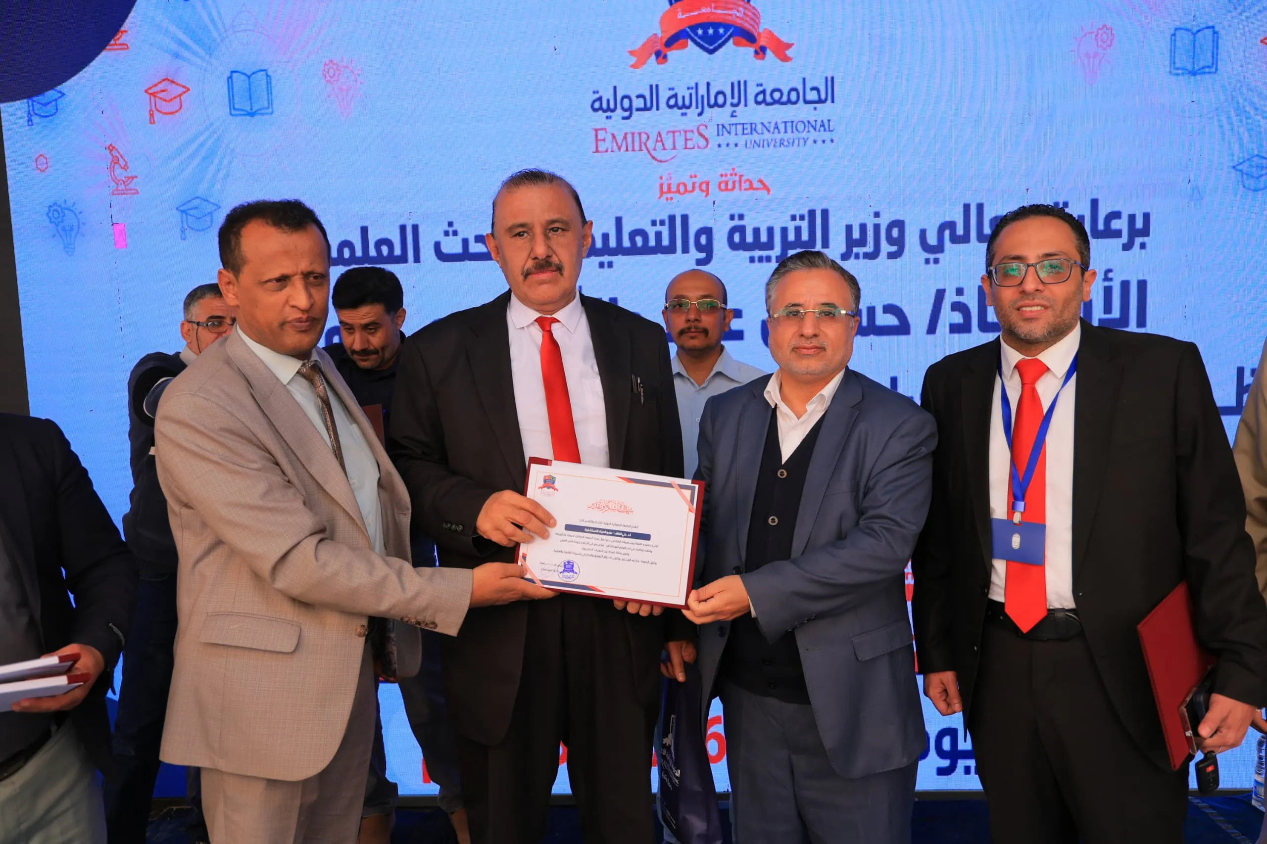 وزير التربية والتعليم يطّلع على التجهيزات الحديثة بكلية الهندسة ويشهد فعالية التميّز البحثي في الجامعة الإماراتية الدولية