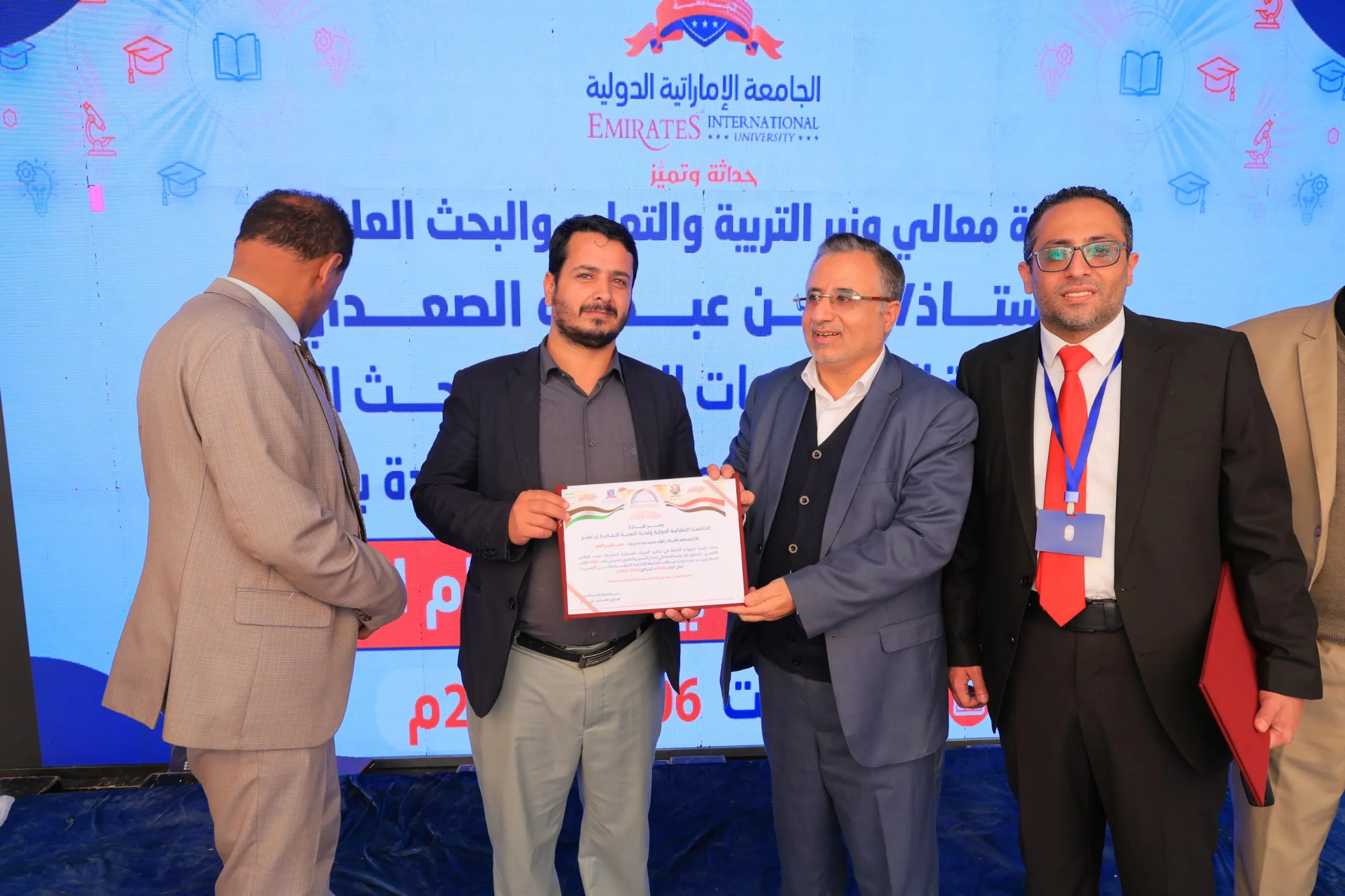 وزير التربية والتعليم يطّلع على التجهيزات الحديثة بكلية الهندسة ويشهد فعالية التميّز البحثي في الجامعة الإماراتية الدولية