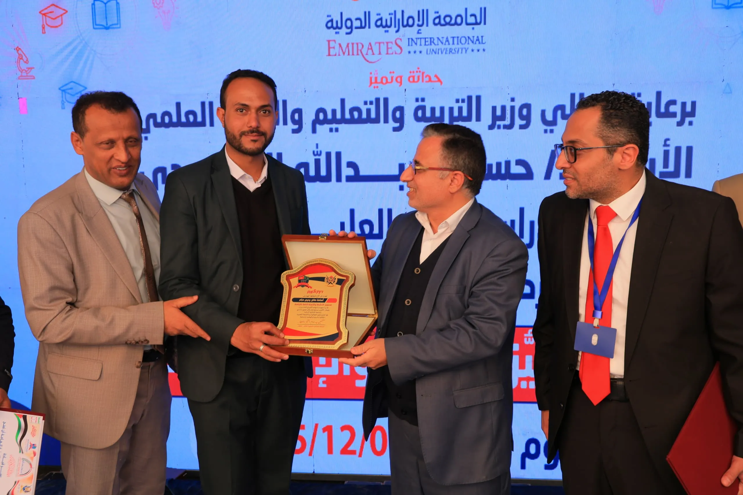 وزير التربية والتعليم يطّلع على التجهيزات الحديثة بكلية الهندسة ويشهد فعالية التميّز البحثي في الجامعة الإماراتية الدولية