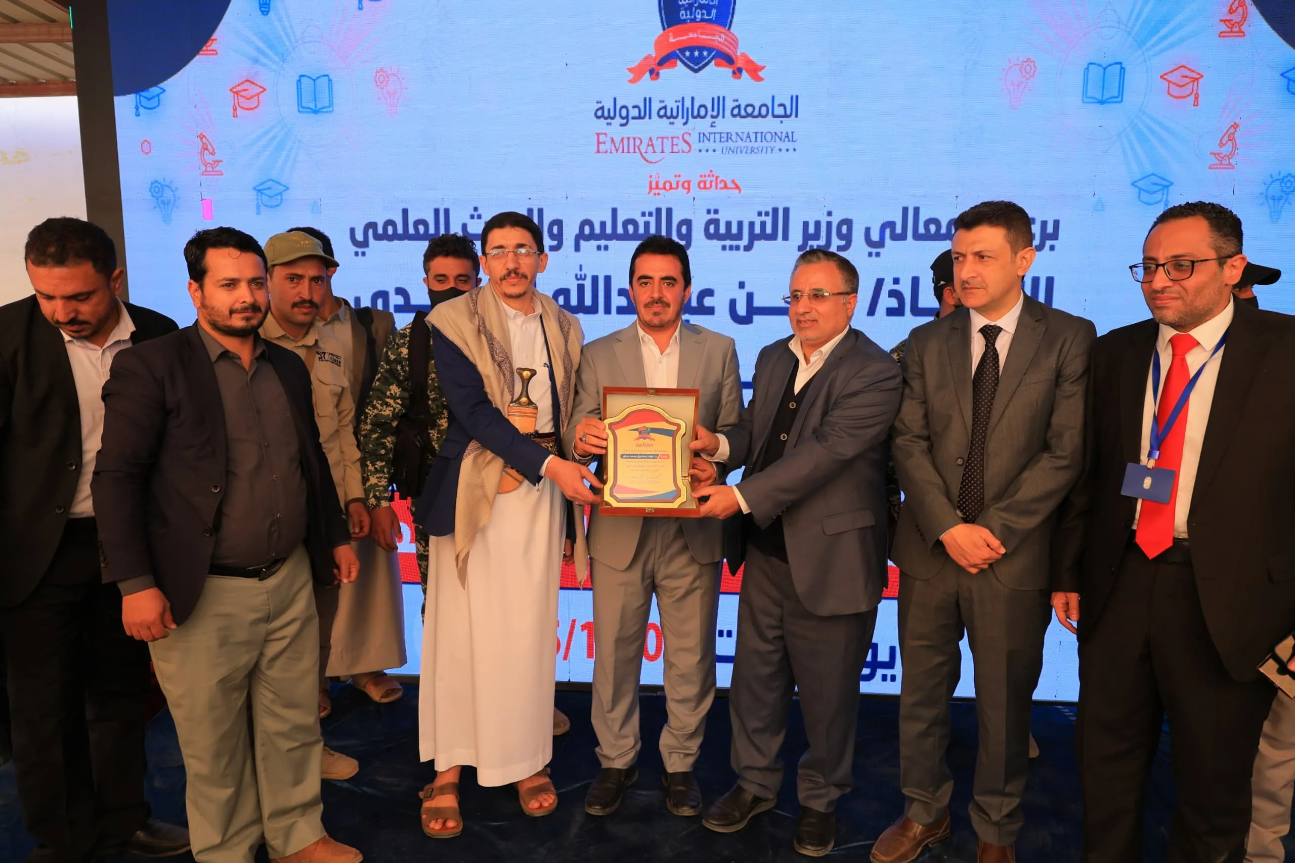 وزير التربية والتعليم يطّلع على التجهيزات الحديثة بكلية الهندسة ويشهد فعالية التميّز البحثي في الجامعة الإماراتية الدولية