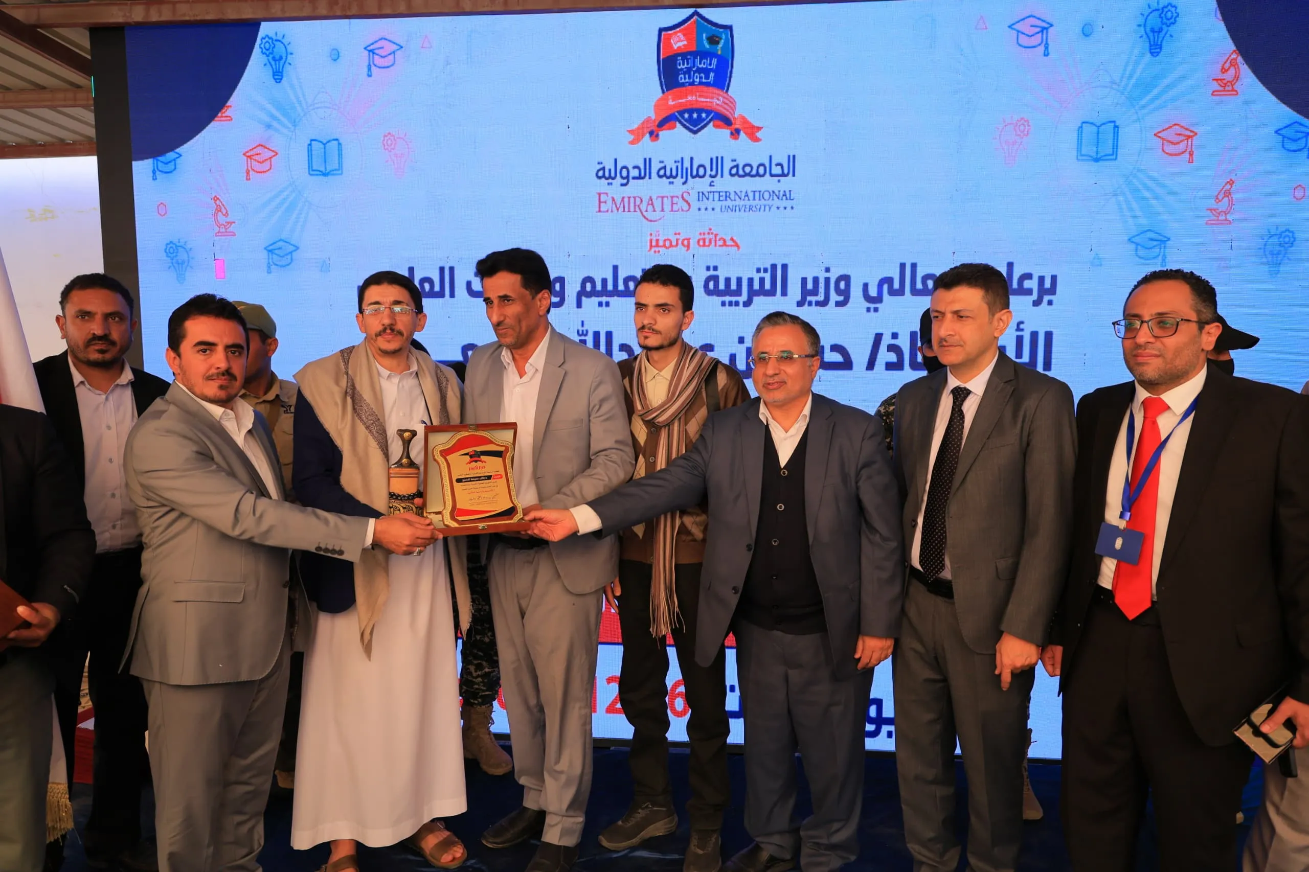 وزير التربية والتعليم يطّلع على التجهيزات الحديثة بكلية الهندسة ويشهد فعالية التميّز البحثي في الجامعة الإماراتية الدولية