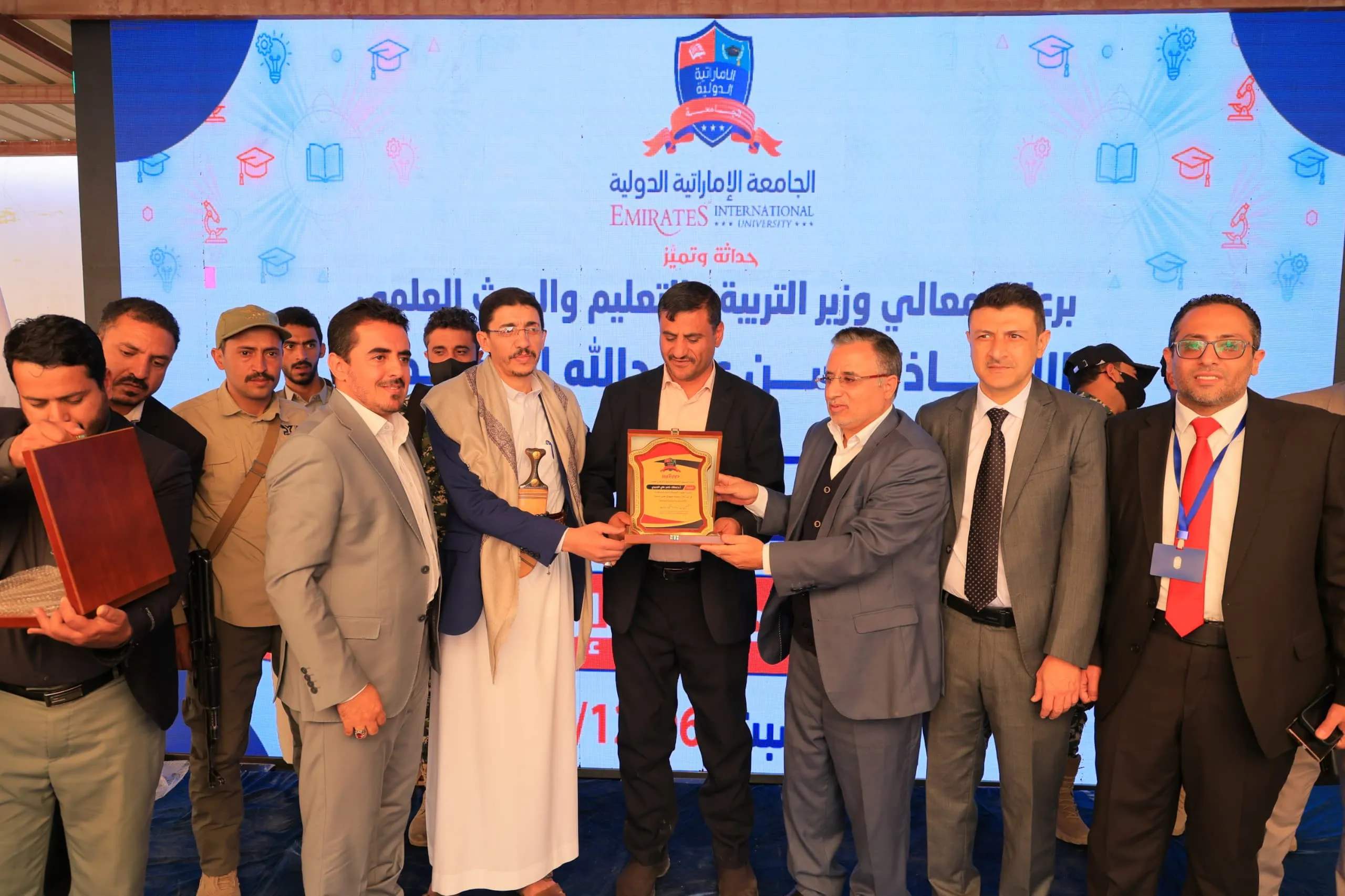 وزير التربية والتعليم يطّلع على التجهيزات الحديثة بكلية الهندسة ويشهد فعالية التميّز البحثي في الجامعة الإماراتية الدولية