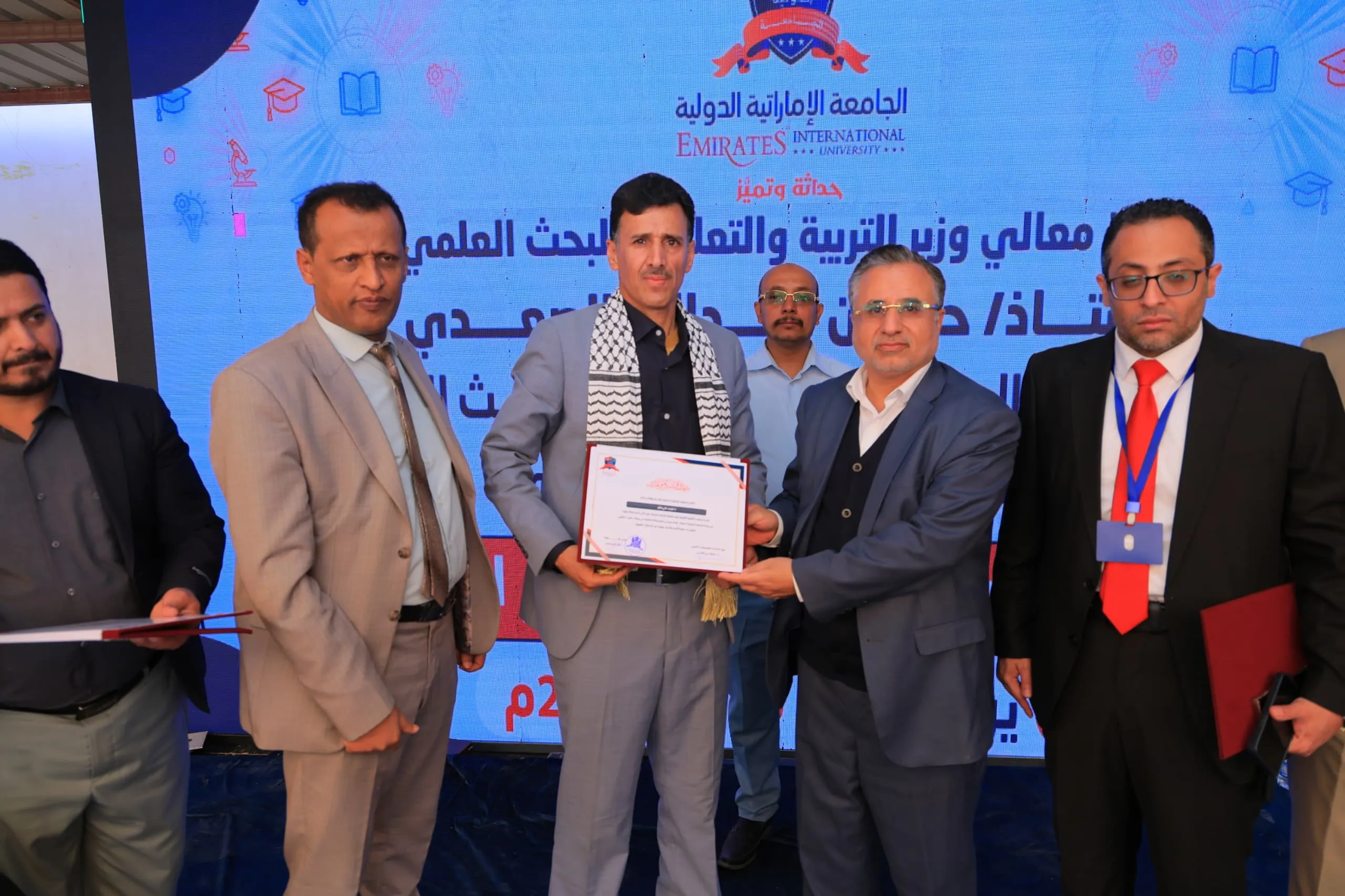 وزير التربية والتعليم يطّلع على التجهيزات الحديثة بكلية الهندسة ويشهد فعالية التميّز البحثي في الجامعة الإماراتية الدولية