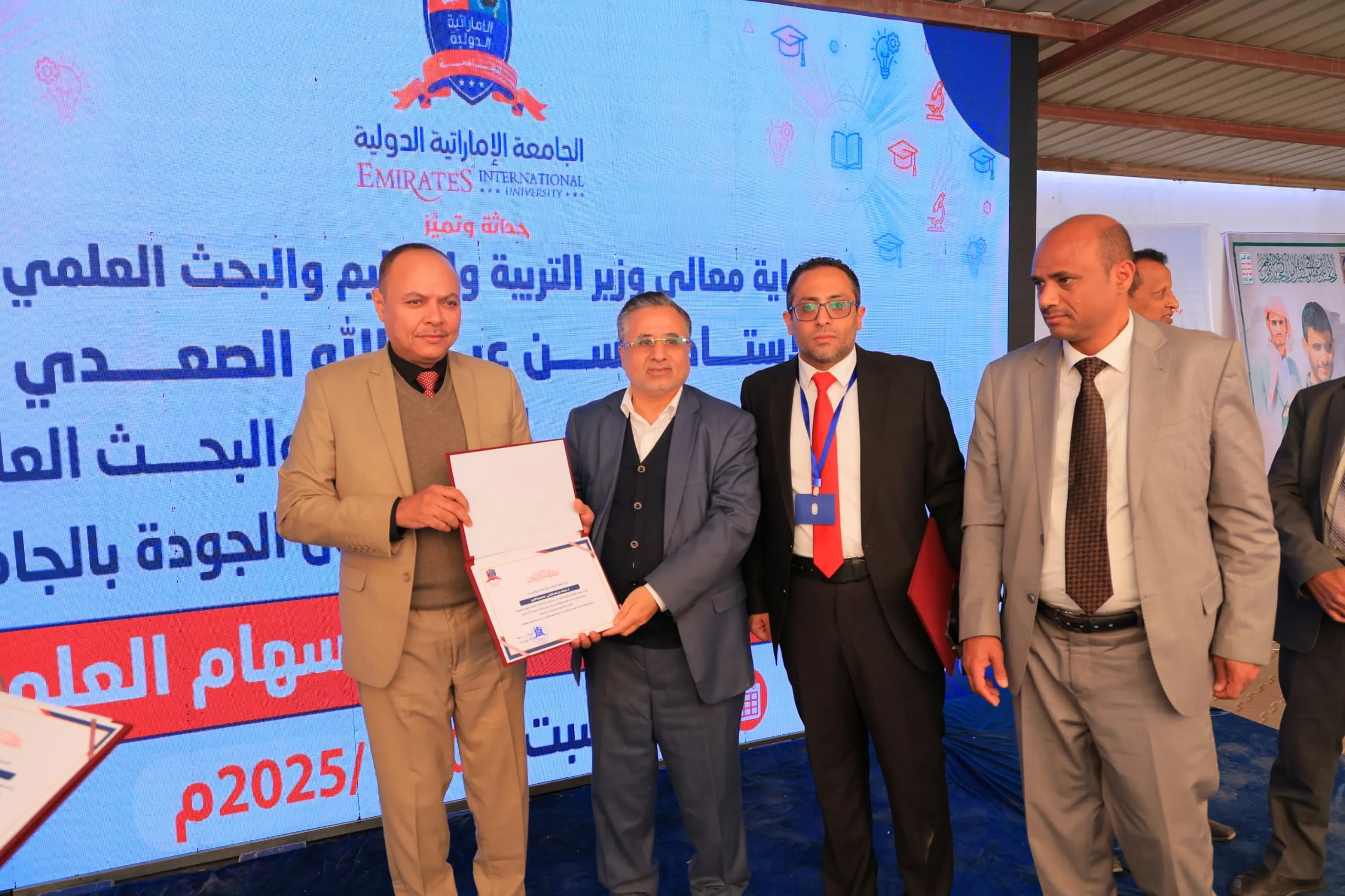 وزير التربية والتعليم يطّلع على التجهيزات الحديثة بكلية الهندسة ويشهد فعالية التميّز البحثي في الجامعة الإماراتية الدولية