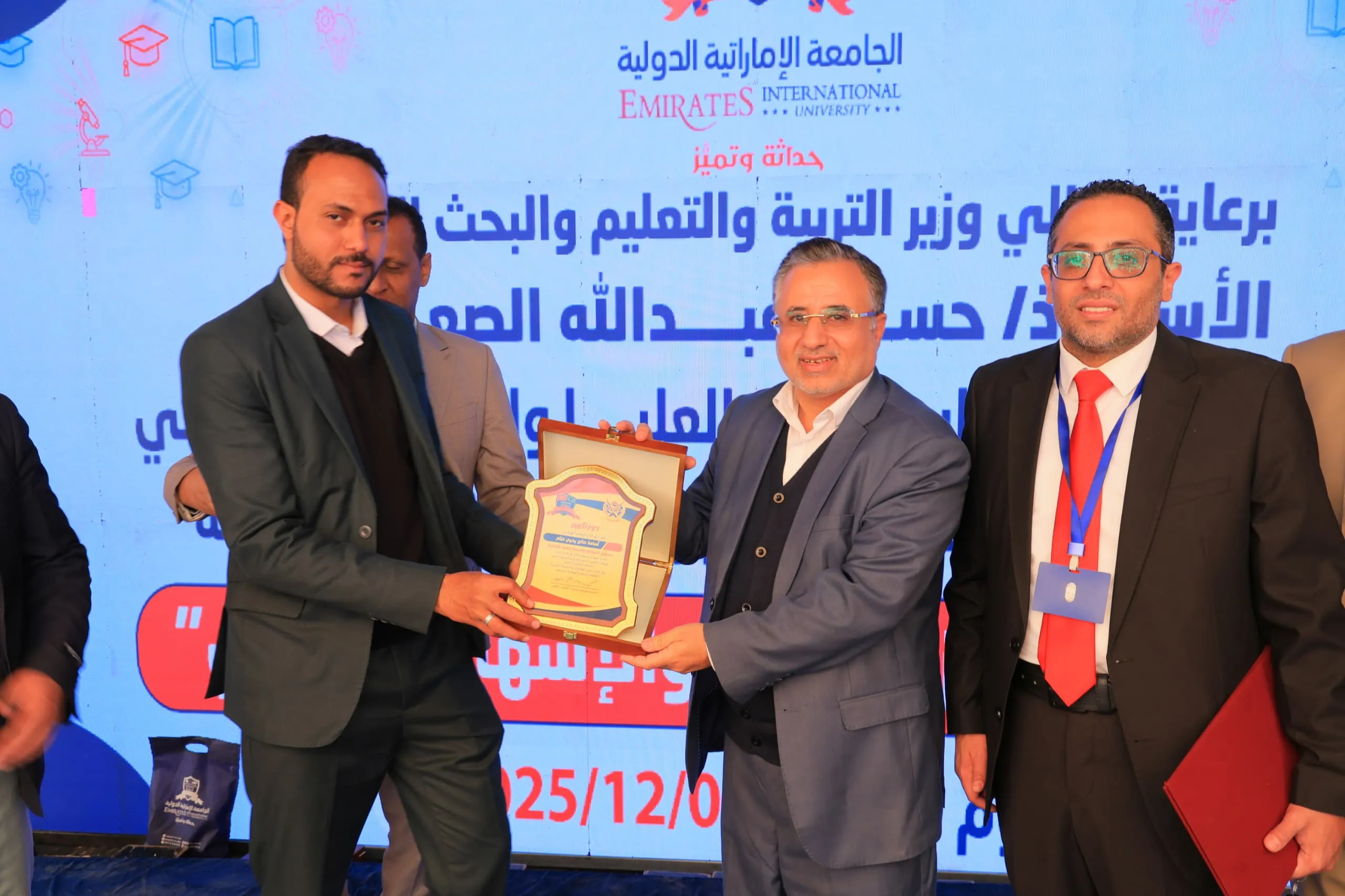 وزير التربية والتعليم يطّلع على التجهيزات الحديثة بكلية الهندسة ويشهد فعالية التميّز البحثي في الجامعة الإماراتية الدولية