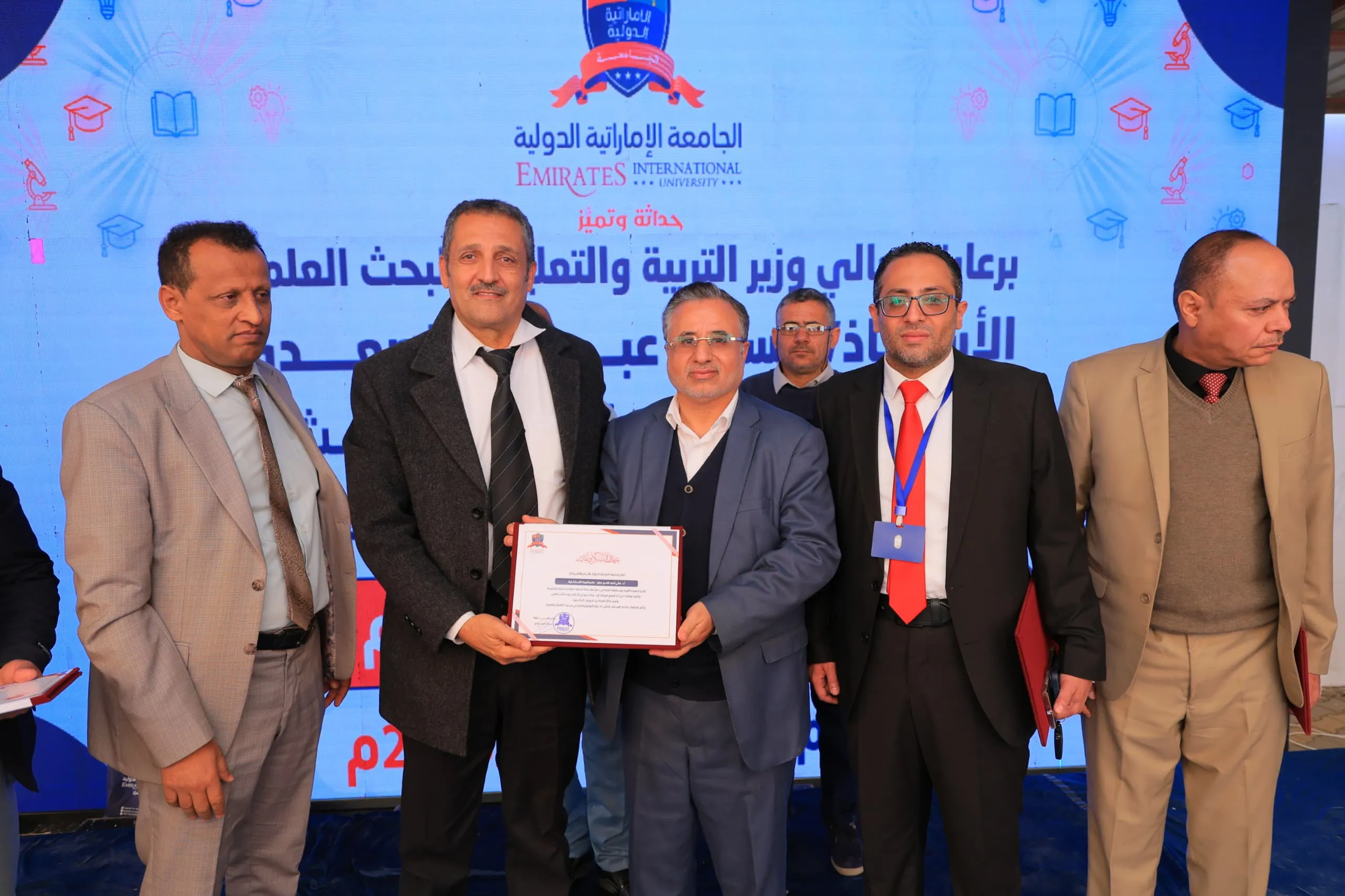 وزير التربية والتعليم يطّلع على التجهيزات الحديثة بكلية الهندسة ويشهد فعالية التميّز البحثي في الجامعة الإماراتية الدولية