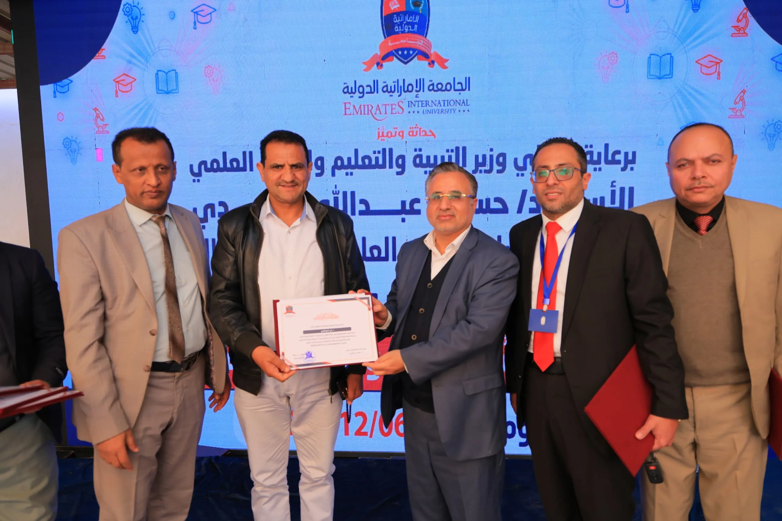 وزير التربية والتعليم يطّلع على التجهيزات الحديثة بكلية الهندسة ويشهد فعالية التميّز البحثي في الجامعة الإماراتية الدولية