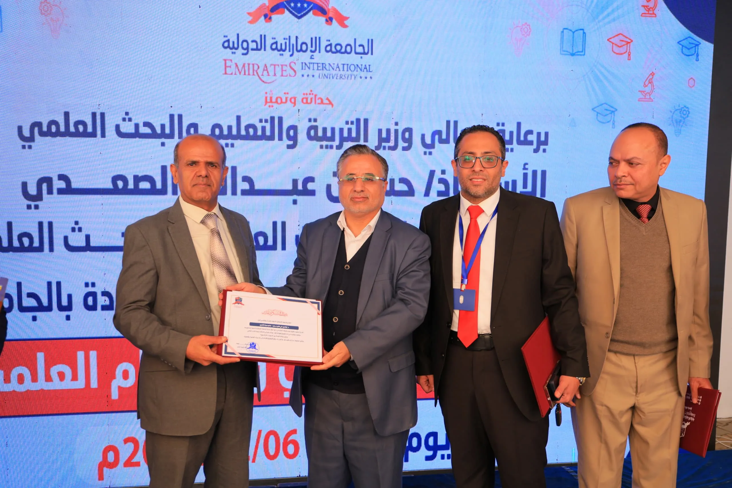 وزير التربية والتعليم يطّلع على التجهيزات الحديثة بكلية الهندسة ويشهد فعالية التميّز البحثي في الجامعة الإماراتية الدولية