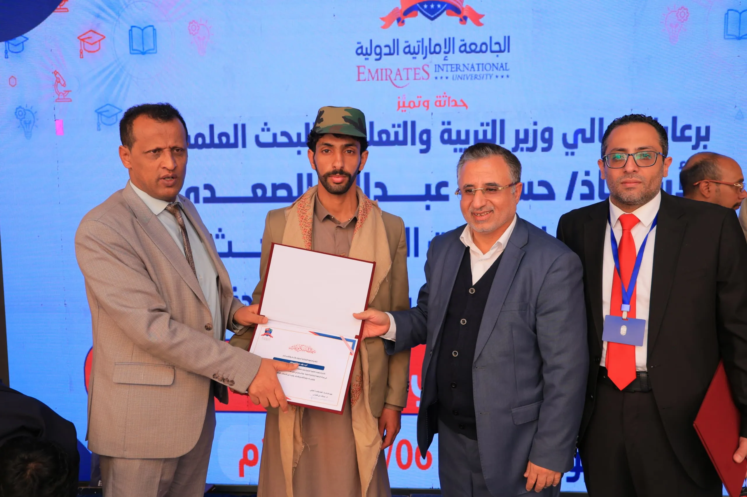 وزير التربية والتعليم يطّلع على التجهيزات الحديثة بكلية الهندسة ويشهد فعالية التميّز البحثي في الجامعة الإماراتية الدولية