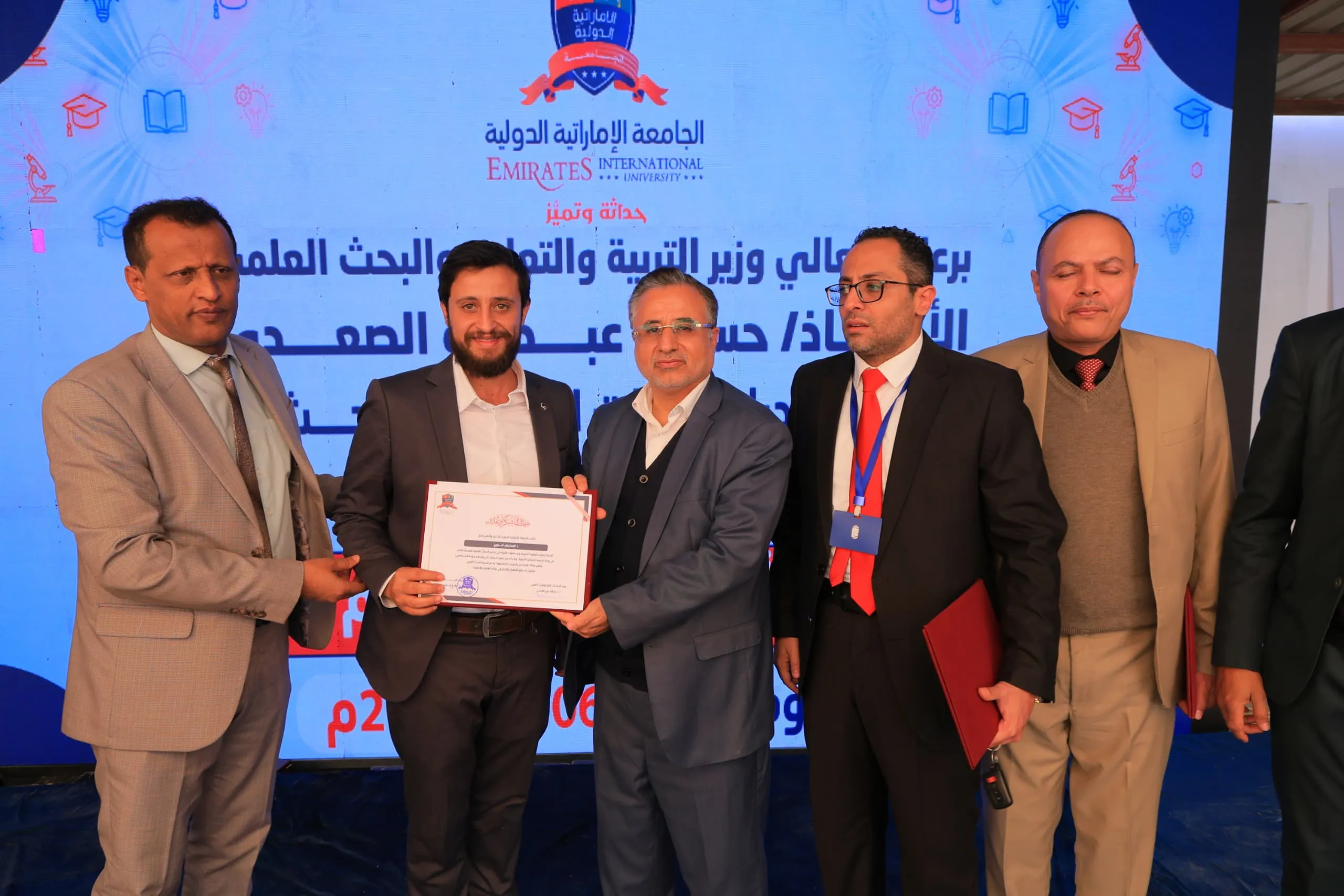 وزير التربية والتعليم يطّلع على التجهيزات الحديثة بكلية الهندسة ويشهد فعالية التميّز البحثي في الجامعة الإماراتية الدولية