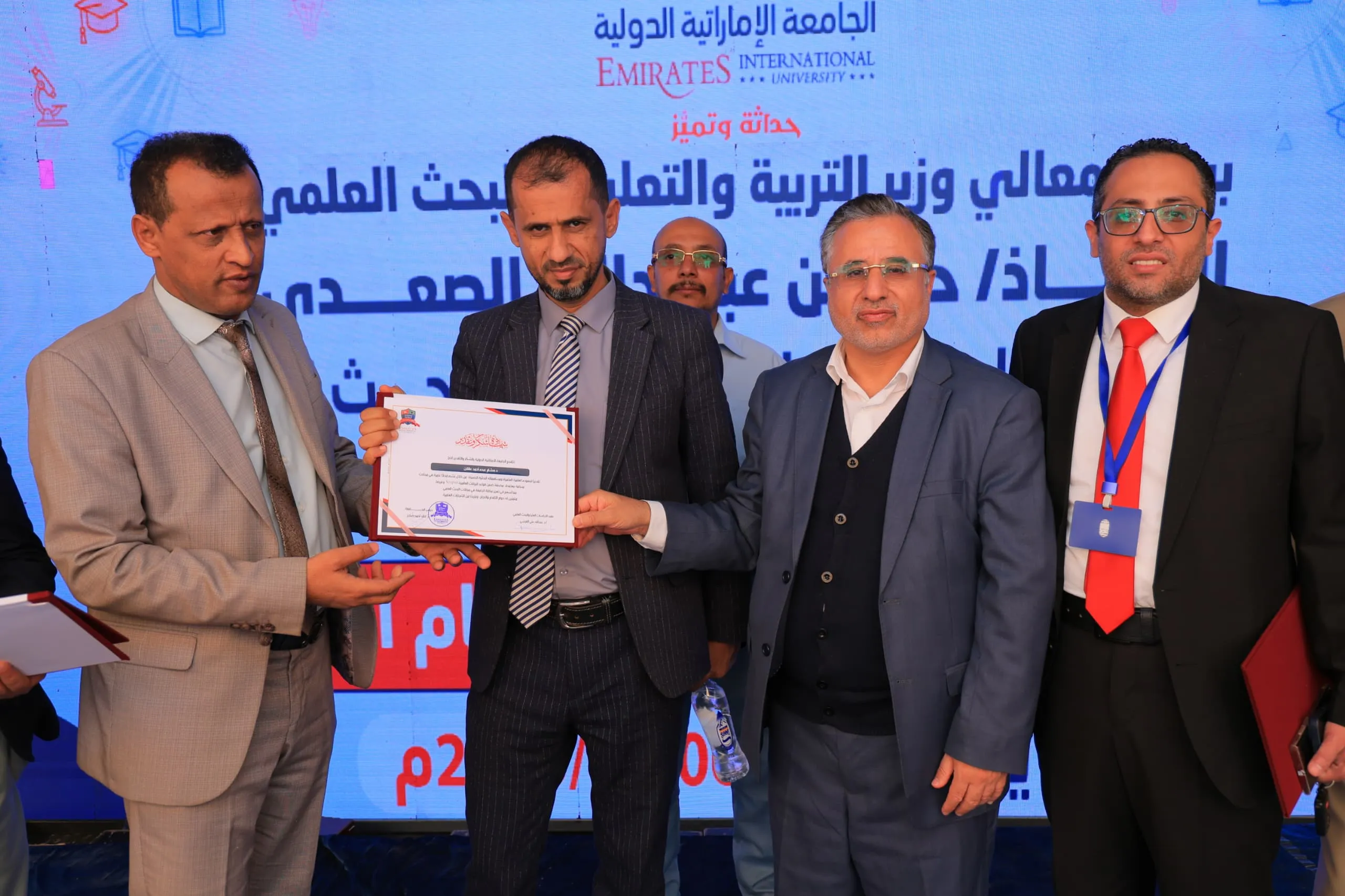 وزير التربية والتعليم يطّلع على التجهيزات الحديثة بكلية الهندسة ويشهد فعالية التميّز البحثي في الجامعة الإماراتية الدولية