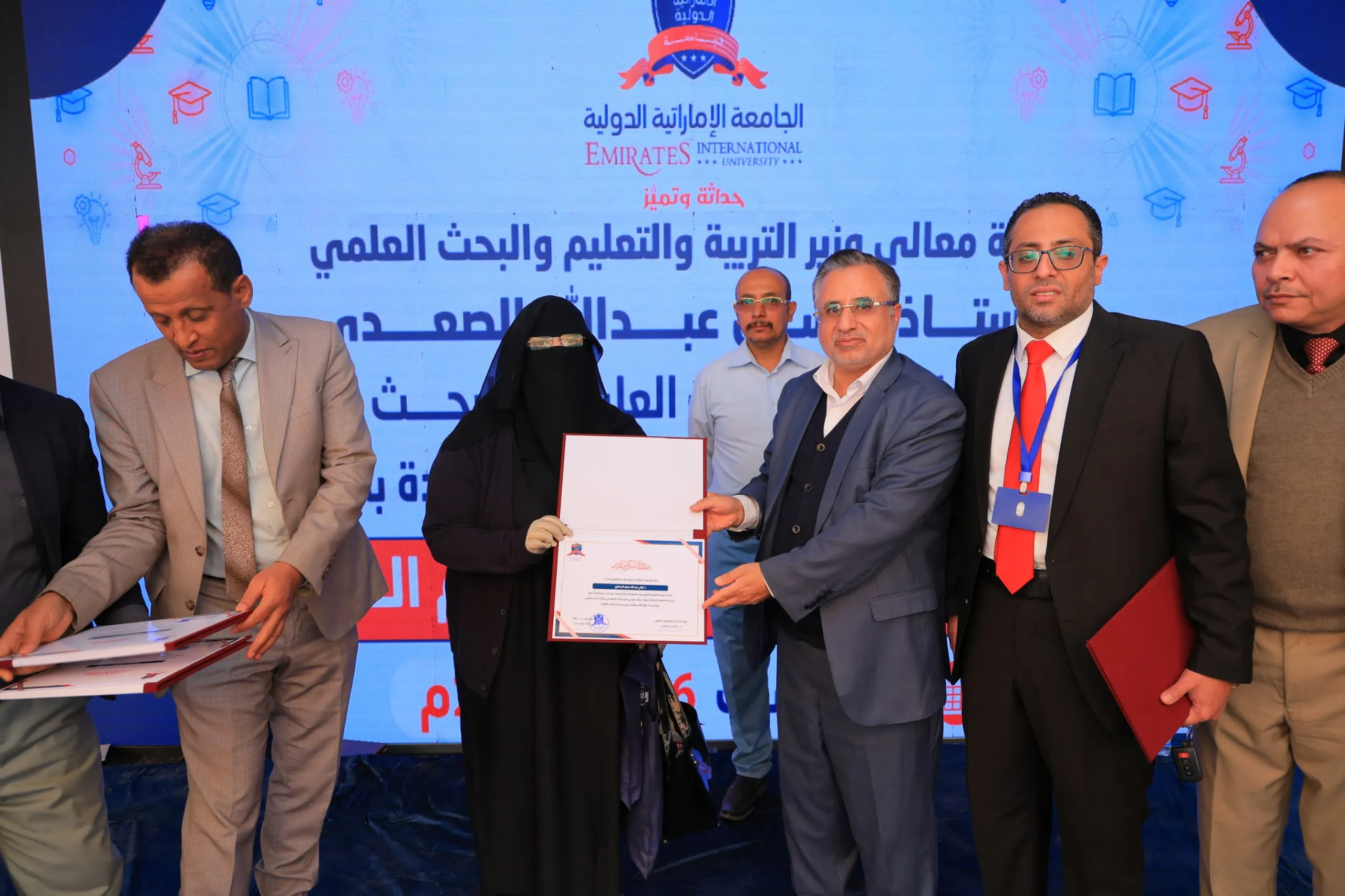 وزير التربية والتعليم يطّلع على التجهيزات الحديثة بكلية الهندسة ويشهد فعالية التميّز البحثي في الجامعة الإماراتية الدولية