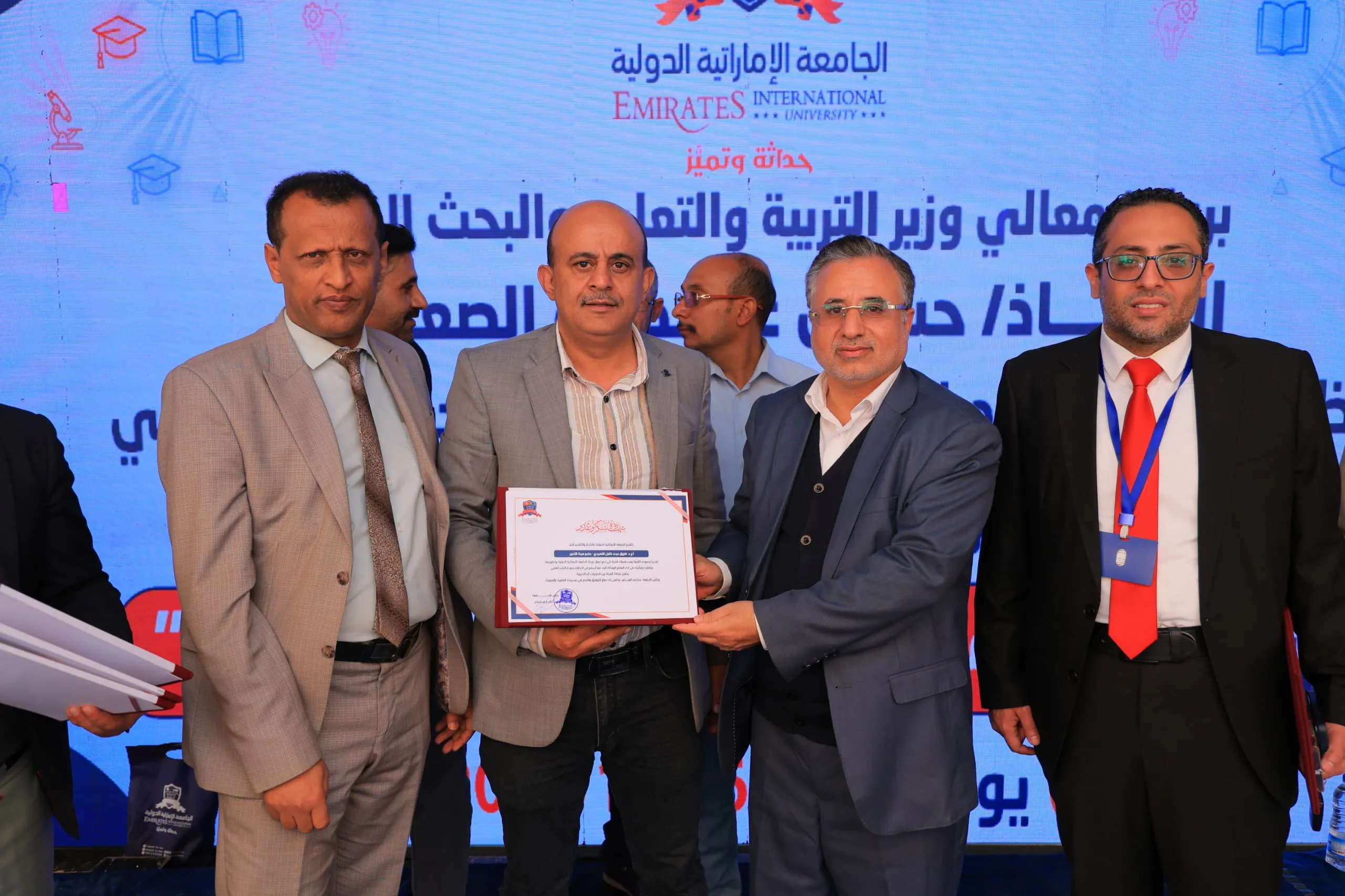 وزير التربية والتعليم يطّلع على التجهيزات الحديثة بكلية الهندسة ويشهد فعالية التميّز البحثي في الجامعة الإماراتية الدولية