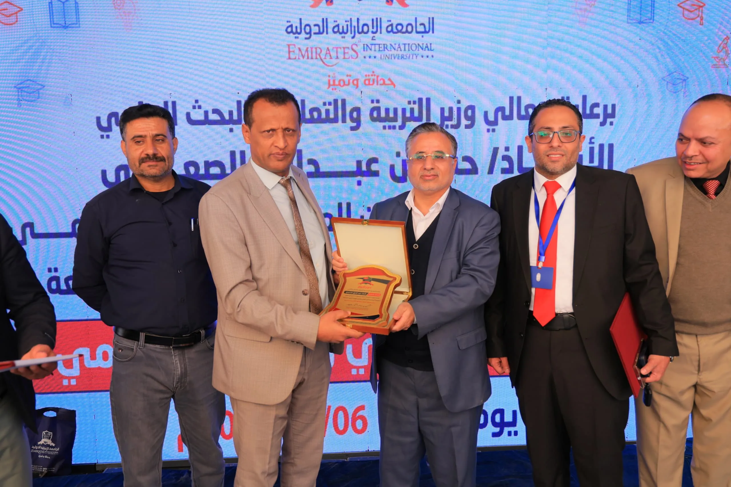 وزير التربية والتعليم يطّلع على التجهيزات الحديثة بكلية الهندسة ويشهد فعالية التميّز البحثي في الجامعة الإماراتية الدولية