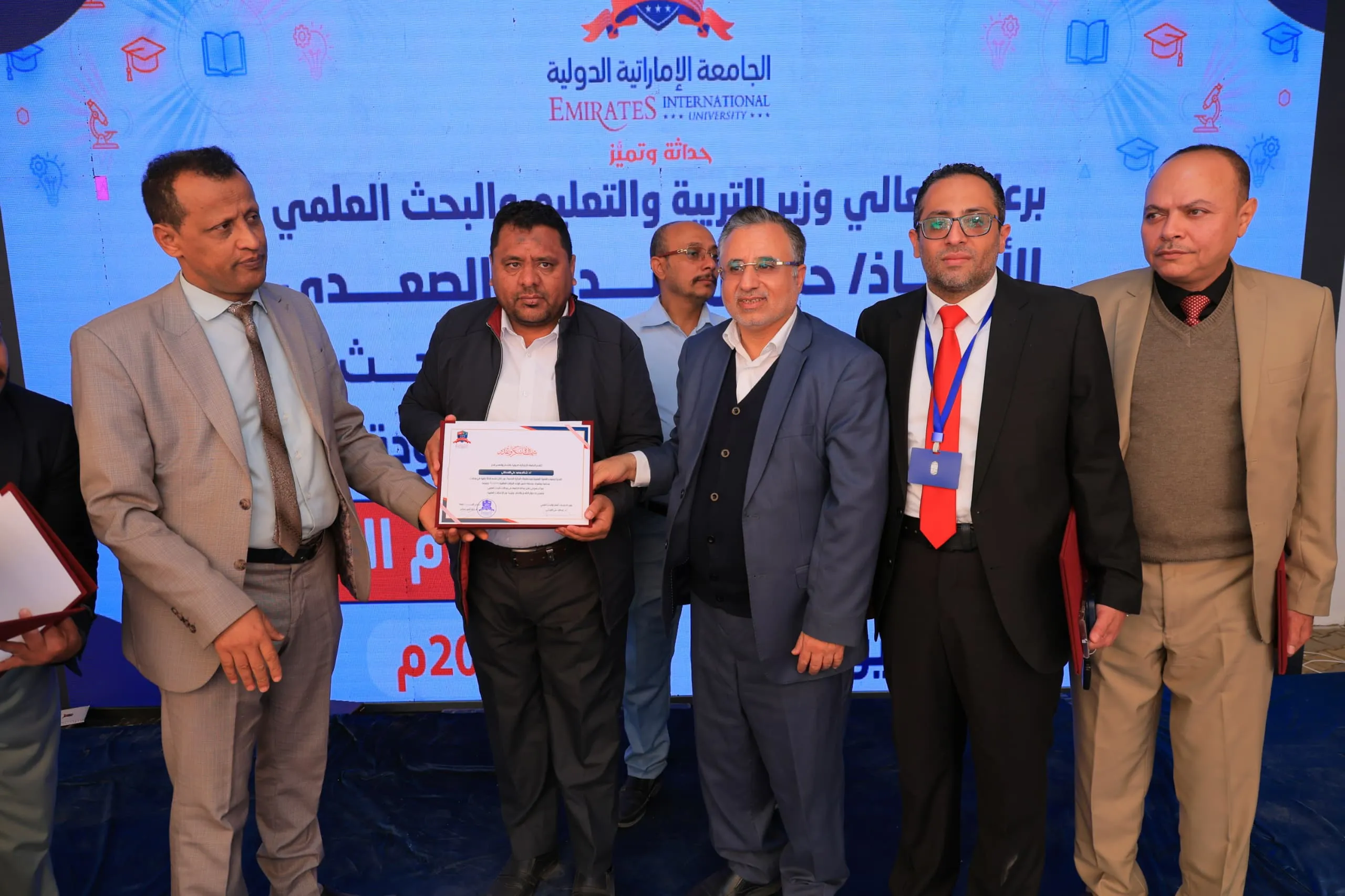 وزير التربية والتعليم يطّلع على التجهيزات الحديثة بكلية الهندسة ويشهد فعالية التميّز البحثي في الجامعة الإماراتية الدولية