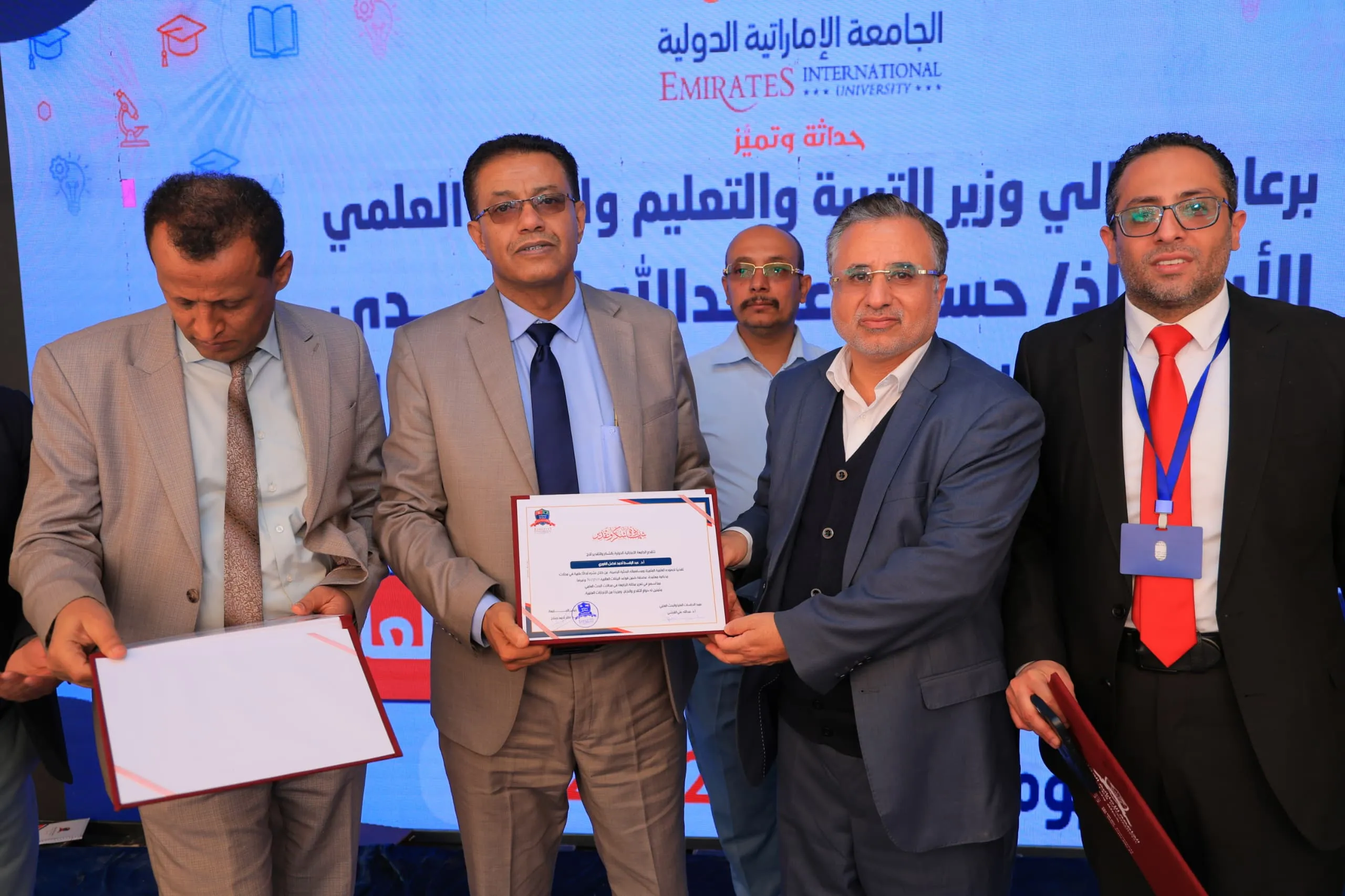 وزير التربية والتعليم يطّلع على التجهيزات الحديثة بكلية الهندسة ويشهد فعالية التميّز البحثي في الجامعة الإماراتية الدولية