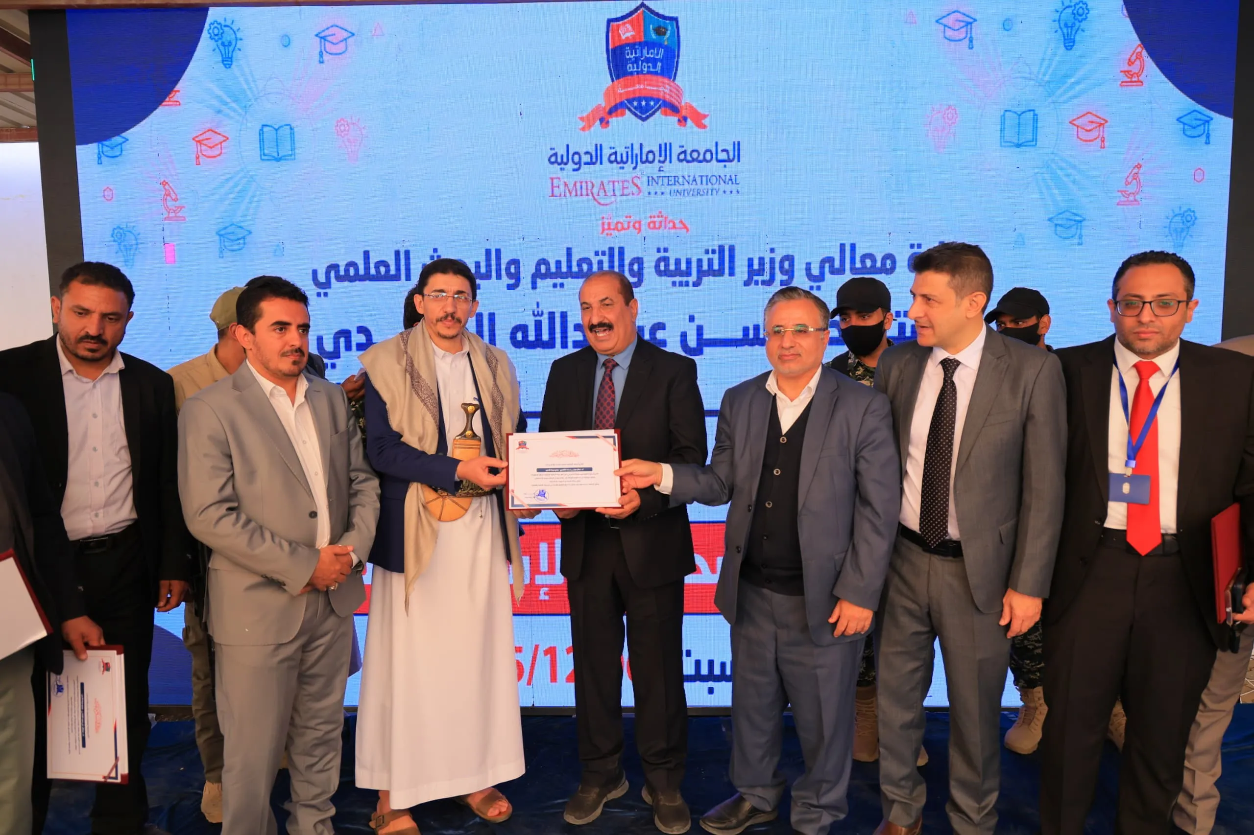 وزير التربية والتعليم يطّلع على التجهيزات الحديثة بكلية الهندسة ويشهد فعالية التميّز البحثي في الجامعة الإماراتية الدولية