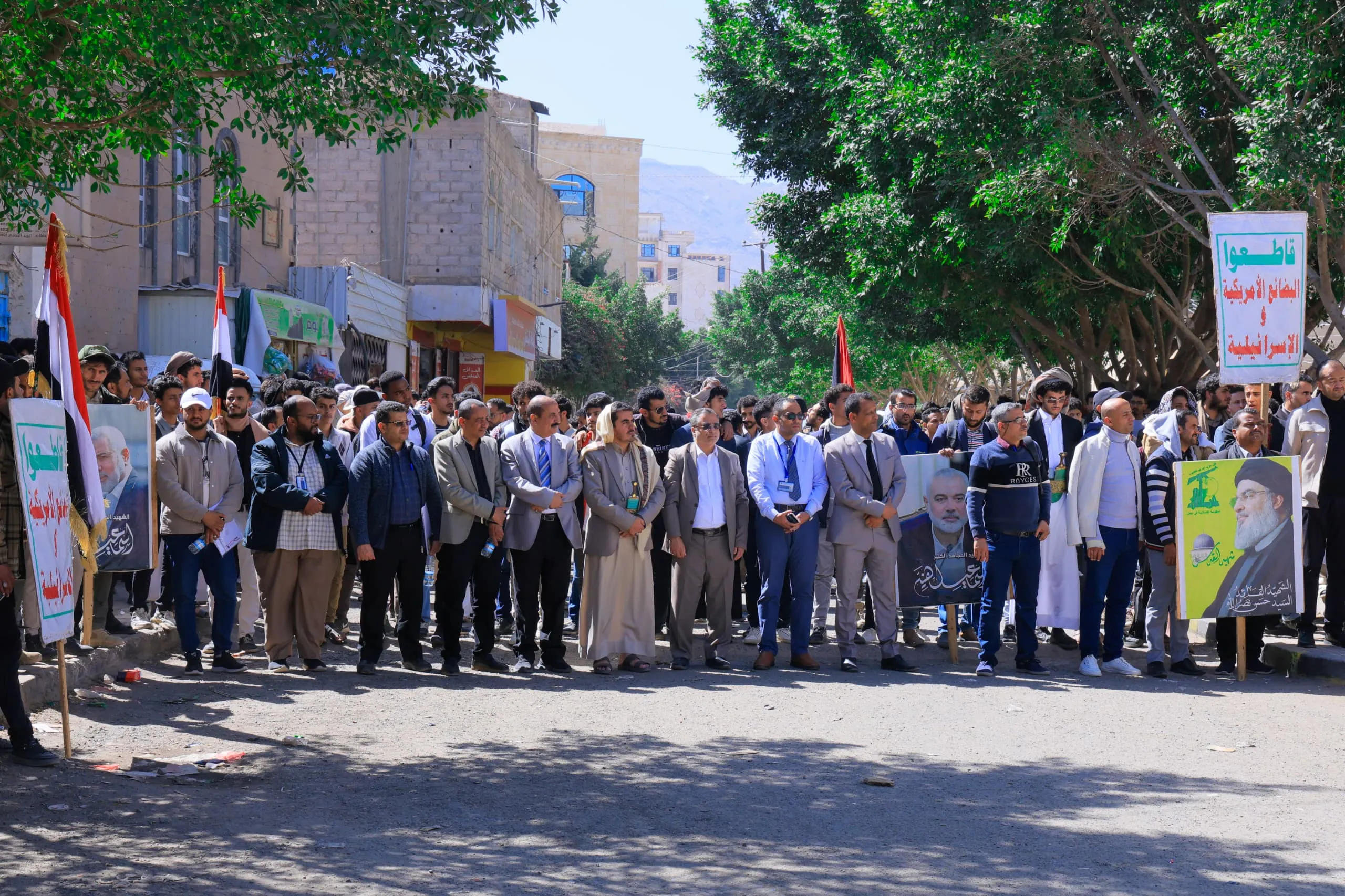 The Emirates International University organizes a massive solidarity rally with the Palestinian people under the slogan "Those who disbelieve wish that you would be negligent."
