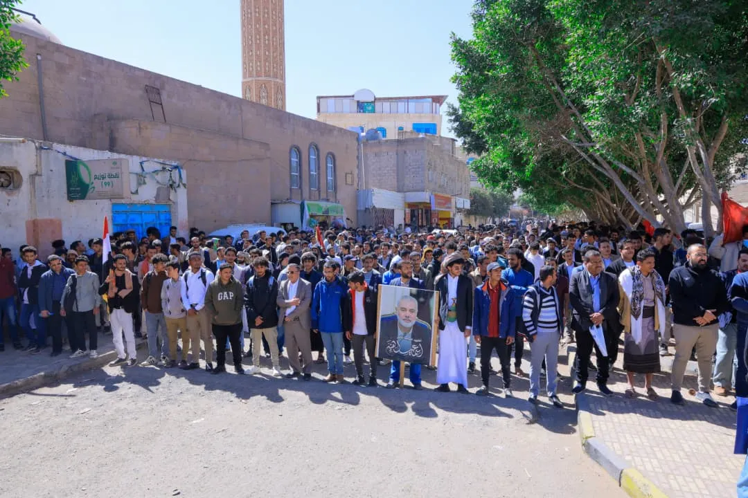 The Emirates International University organizes a massive solidarity rally with the Palestinian people under the slogan "Those who disbelieve wish that you would be negligent."