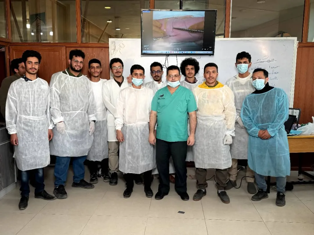 The College of Dentistry concludes a specialized training course for fourth-level students in the fundamentals of surgical suturing in oral surgery.