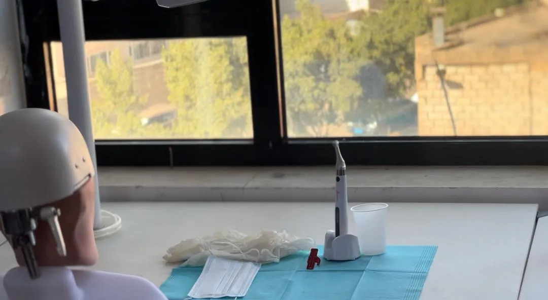 كلية طب الأسنان بالجامعة الإماراتية تختتم دورة متقدمة في تقنية الروتري لعلاج الجذور