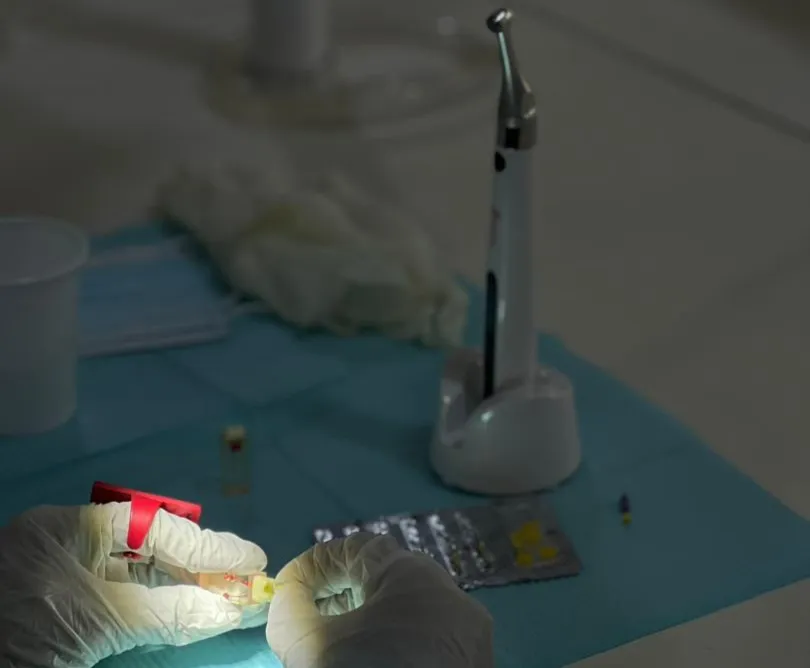 كلية طب الأسنان بالجامعة الإماراتية تختتم دورة متقدمة في تقنية الروتري لعلاج الجذور
