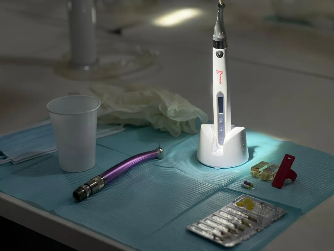 كلية طب الأسنان بالجامعة الإماراتية تختتم دورة متقدمة في تقنية الروتري لعلاج الجذور