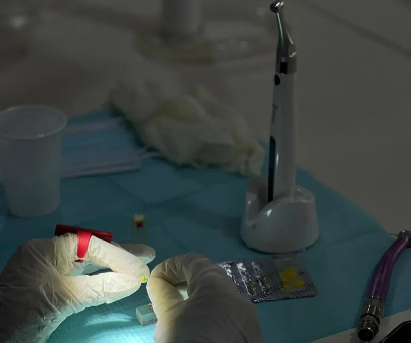 كلية طب الأسنان بالجامعة الإماراتية تختتم دورة متقدمة في تقنية الروتري لعلاج الجذور