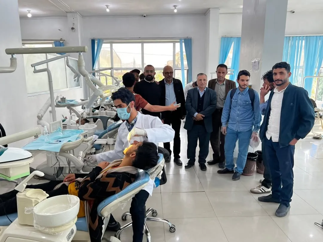 رئيس الجامعة يطّلع على سير تقديم الخدمات الطبية المجانية في عيادات كلية طب الأسنان