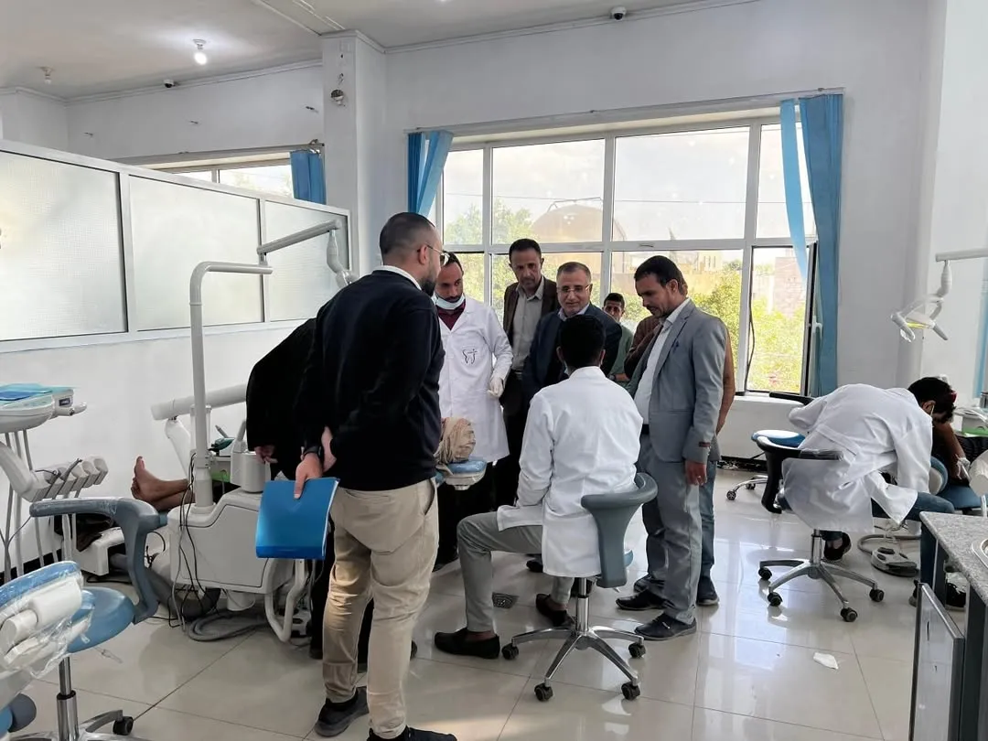 رئيس الجامعة يطّلع على سير تقديم الخدمات الطبية المجانية في عيادات كلية طب الأسنان