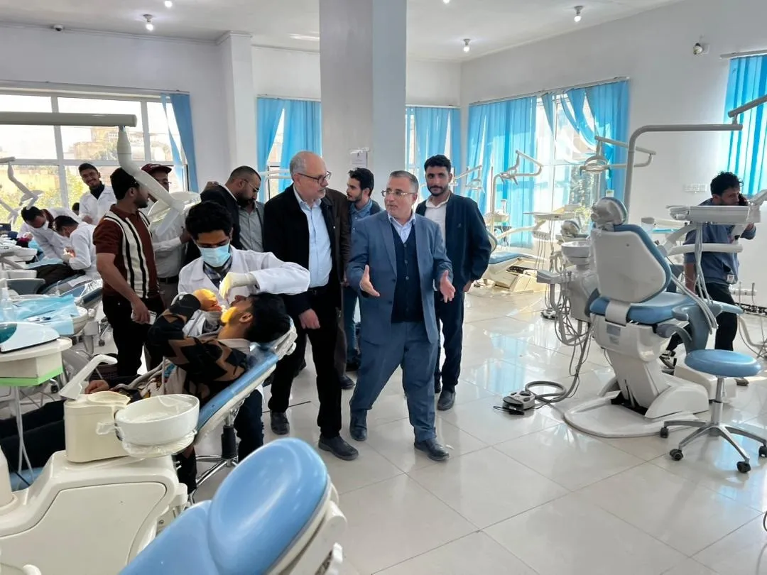 رئيس الجامعة يطّلع على سير تقديم الخدمات الطبية المجانية في عيادات كلية طب الأسنان