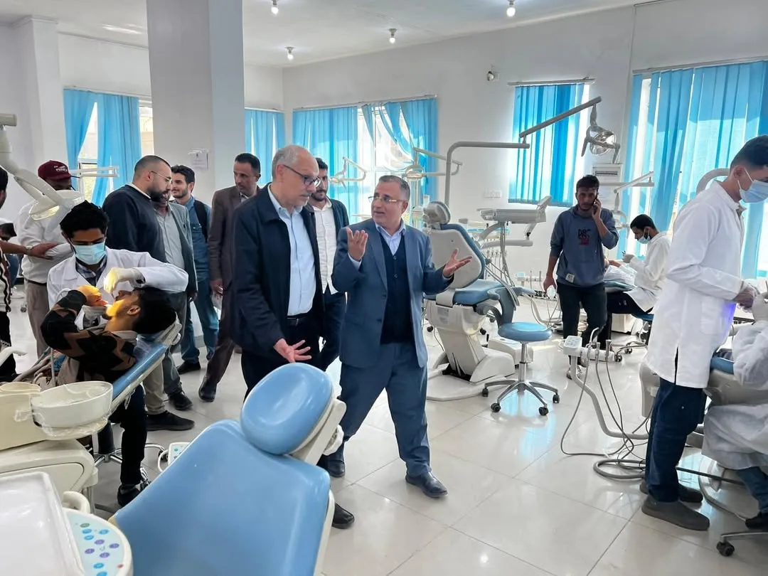 رئيس الجامعة يطّلع على سير تقديم الخدمات الطبية المجانية في عيادات كلية طب الأسنان