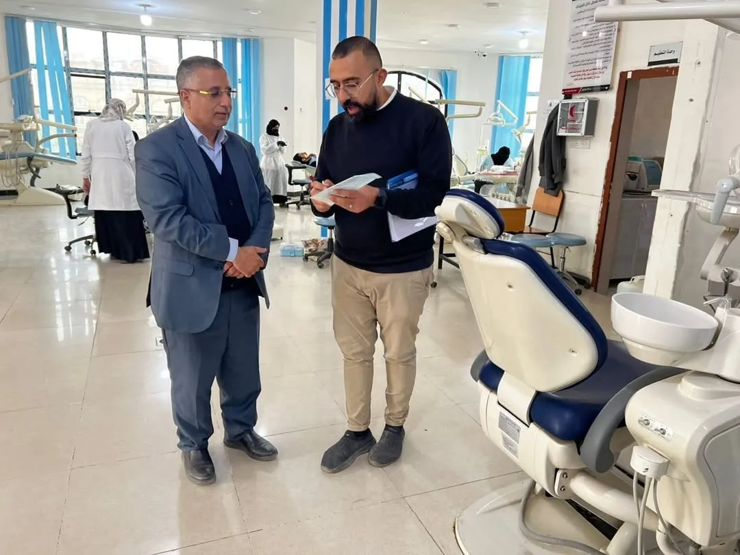 رئيس الجامعة يطّلع على سير تقديم الخدمات الطبية المجانية في عيادات كلية طب الأسنان