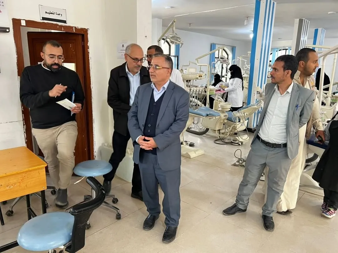 رئيس الجامعة يطّلع على سير تقديم الخدمات الطبية المجانية في عيادات كلية طب الأسنان
