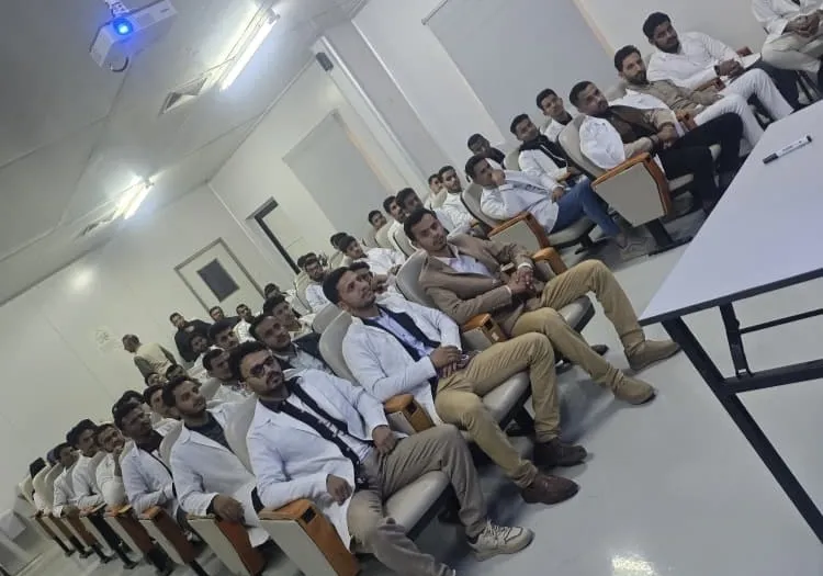 طلبة الصيدلة السريرية يخوضون تجربة ميدانية نوعية في رحاب الصناعة الدوائية