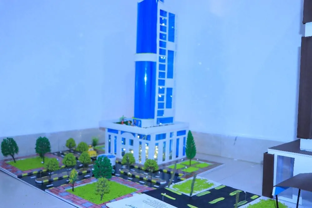 طلبة الهندسة المعمارية المستوى الأول يترجمون أسس التصميم إلى إبداعات معمارية في مناقشة مشاريعهم النهائية