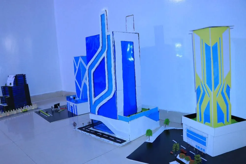 طلبة الهندسة المعمارية المستوى الأول يترجمون أسس التصميم إلى إبداعات معمارية في مناقشة مشاريعهم النهائية