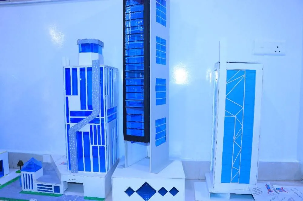 طلبة الهندسة المعمارية المستوى الأول يترجمون أسس التصميم إلى إبداعات معمارية في مناقشة مشاريعهم النهائية