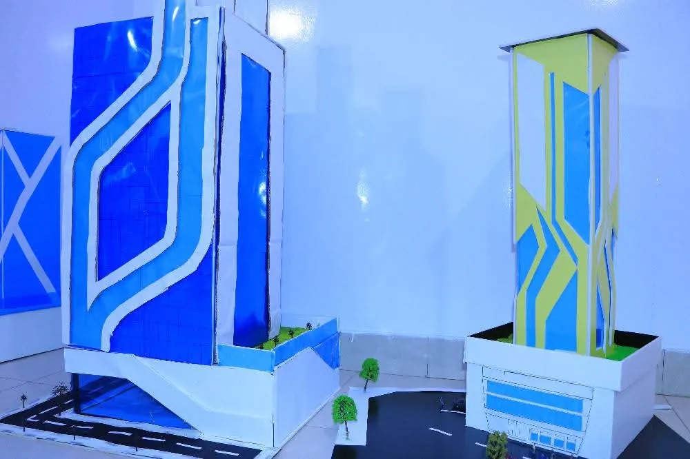 طلبة الهندسة المعمارية المستوى الأول يترجمون أسس التصميم إلى إبداعات معمارية في مناقشة مشاريعهم النهائية