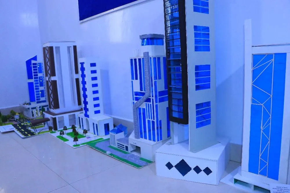 طلبة الهندسة المعمارية المستوى الأول يترجمون أسس التصميم إلى إبداعات معمارية في مناقشة مشاريعهم النهائية