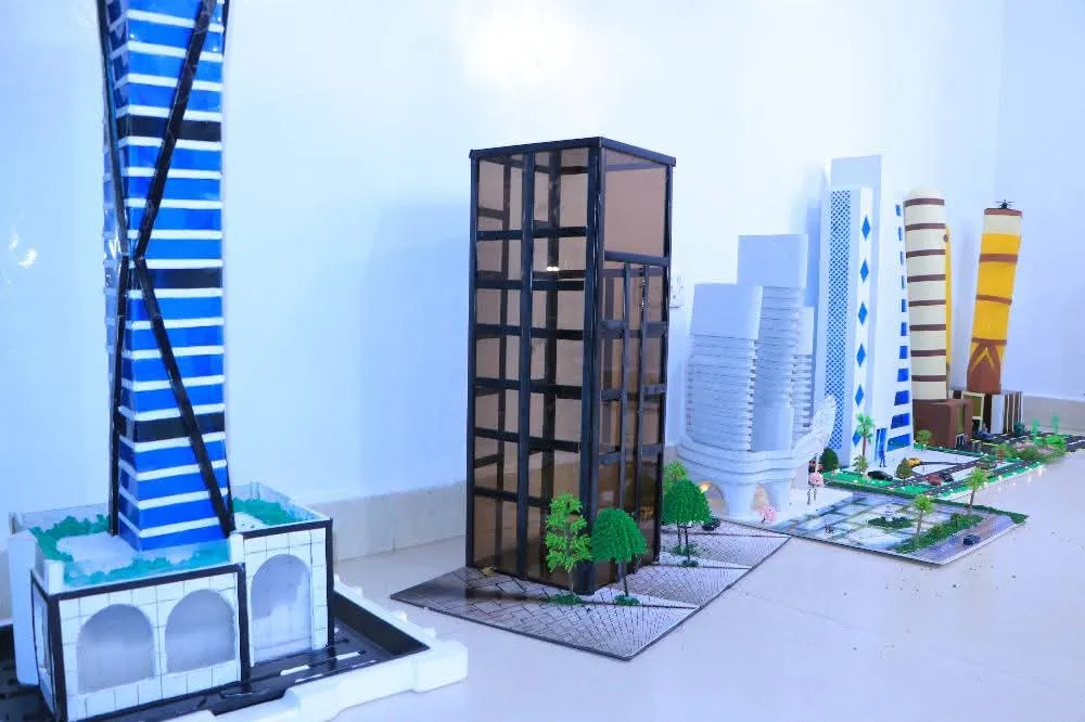 طلبة الهندسة المعمارية المستوى الأول يترجمون أسس التصميم إلى إبداعات معمارية في مناقشة مشاريعهم النهائية