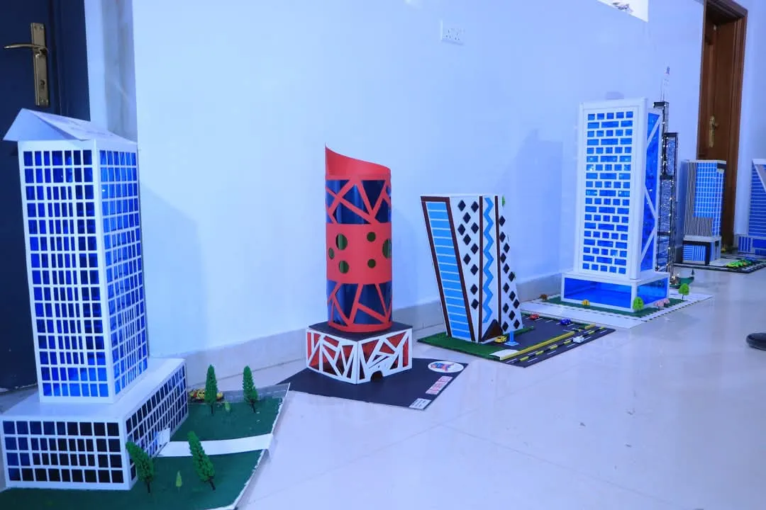 طلبة الهندسة المعمارية المستوى الأول يترجمون أسس التصميم إلى إبداعات معمارية في مناقشة مشاريعهم النهائية