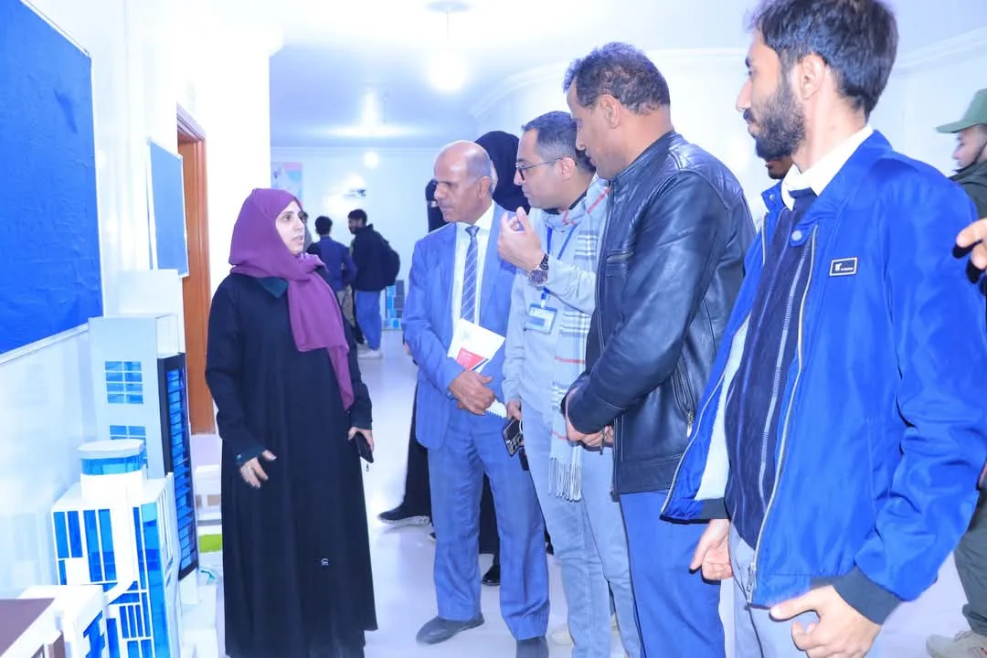 طلبة الهندسة المعمارية المستوى الأول يترجمون أسس التصميم إلى إبداعات معمارية في مناقشة مشاريعهم النهائية