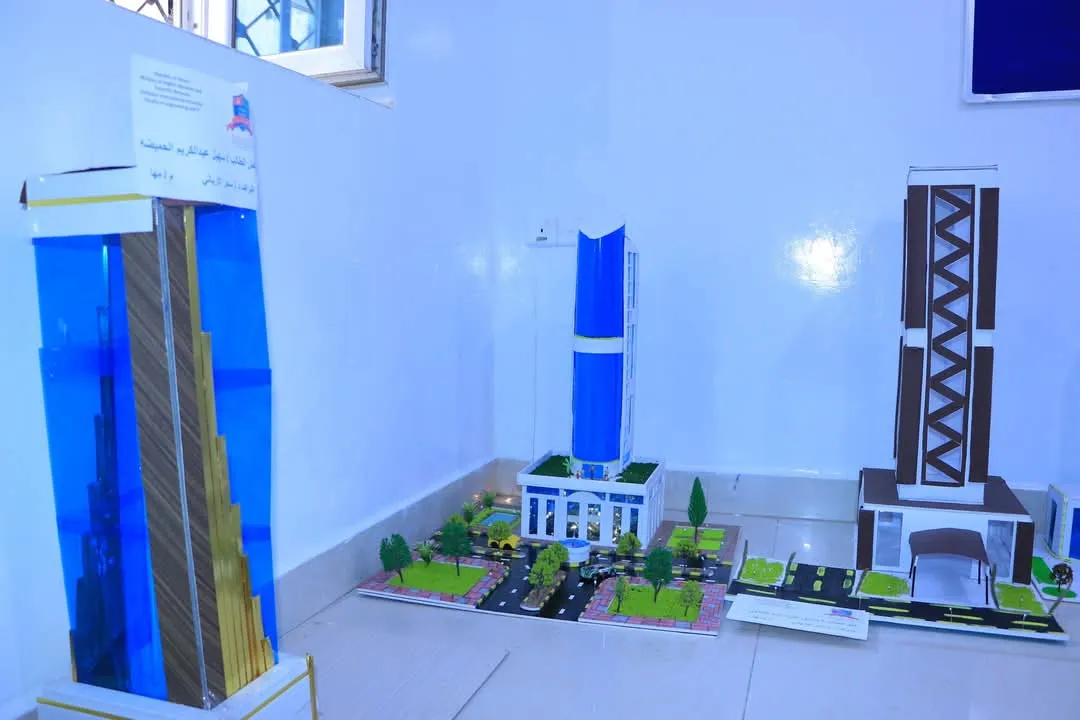 طلبة الهندسة المعمارية المستوى الأول يترجمون أسس التصميم إلى إبداعات معمارية في مناقشة مشاريعهم النهائية