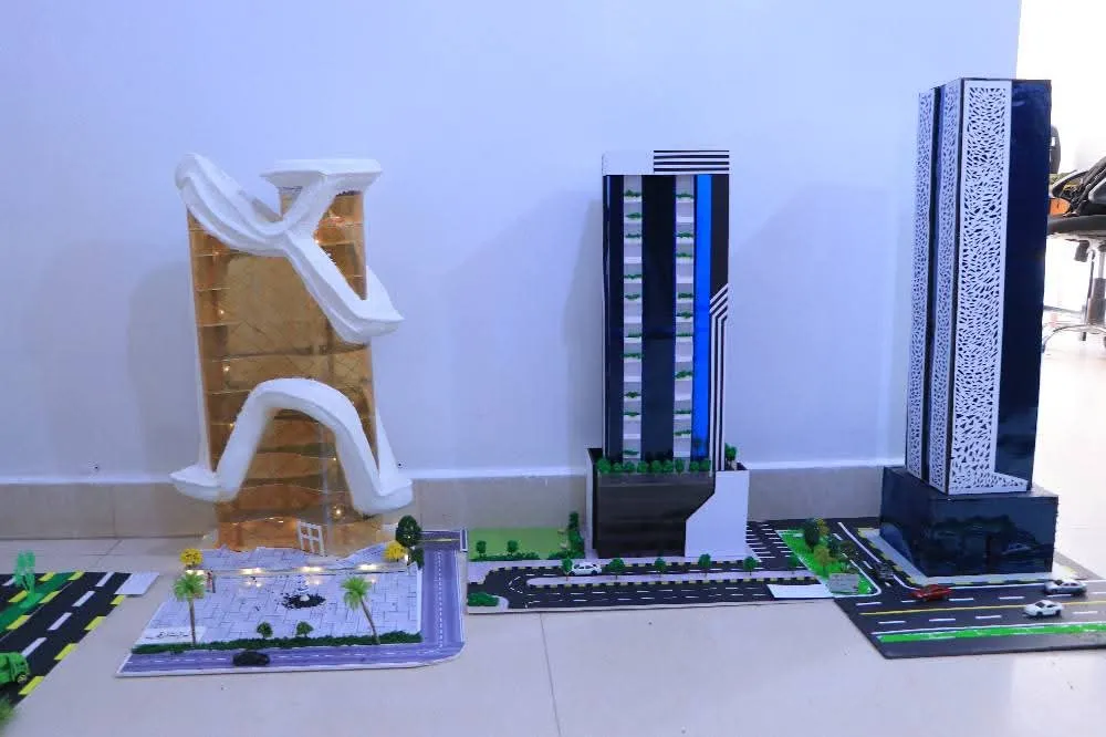 طلبة الهندسة المعمارية المستوى الأول يترجمون أسس التصميم إلى إبداعات معمارية في مناقشة مشاريعهم النهائية